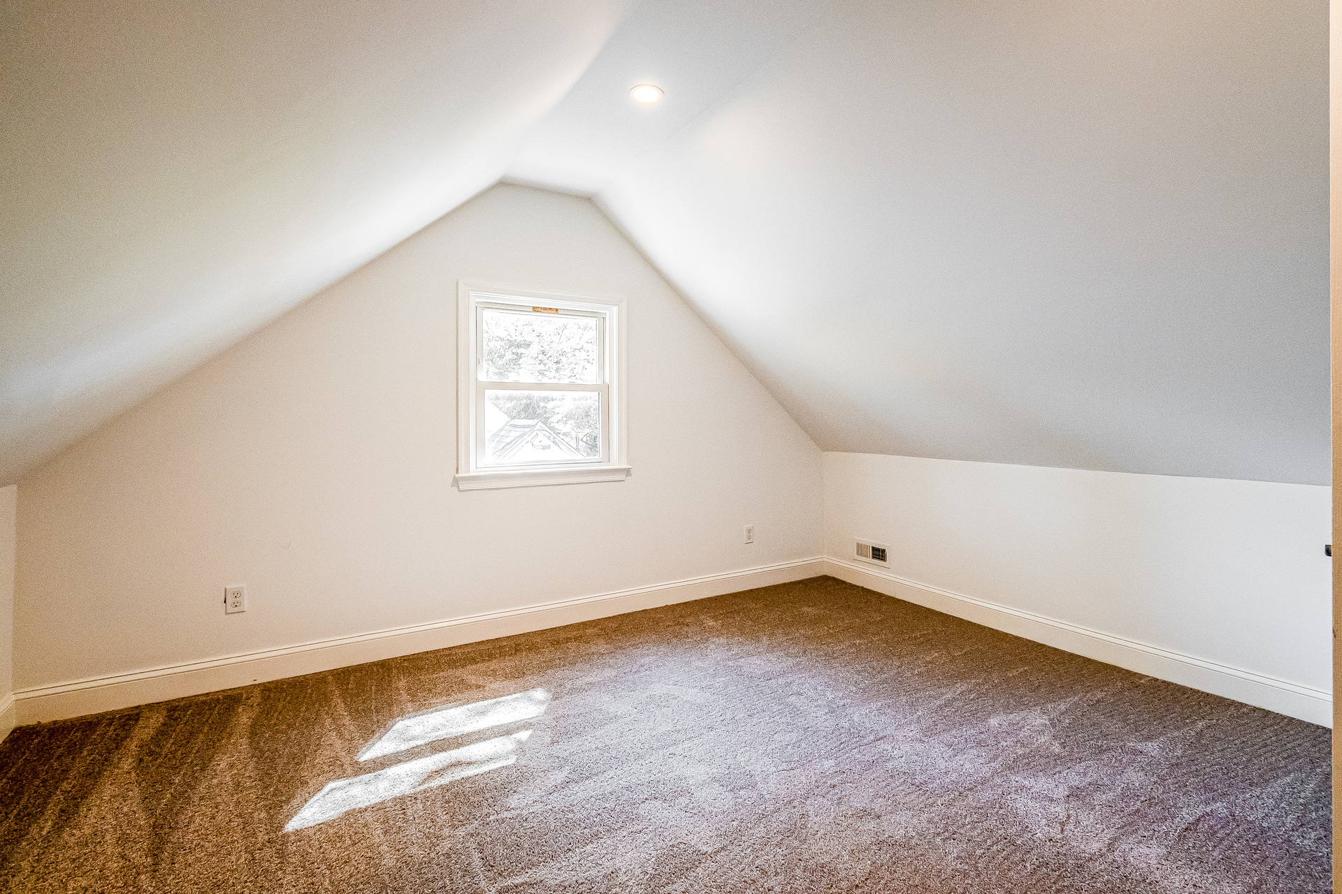Photo 18 of 22 of 204 N Huron Dr, Oxon Hill, MD