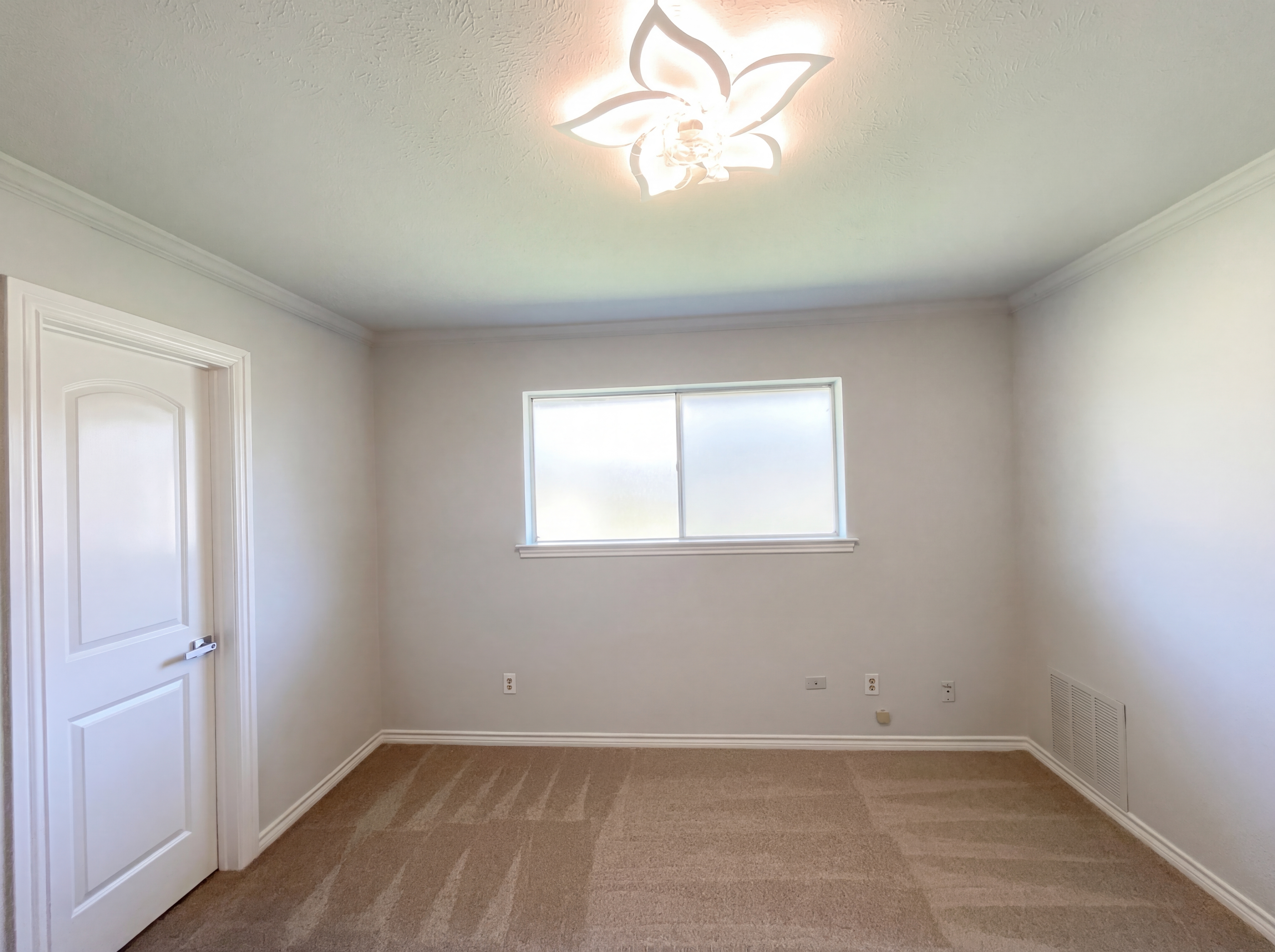 Photo 8 of 19 of 2800 N Surrey Dr, Carrollton, TX