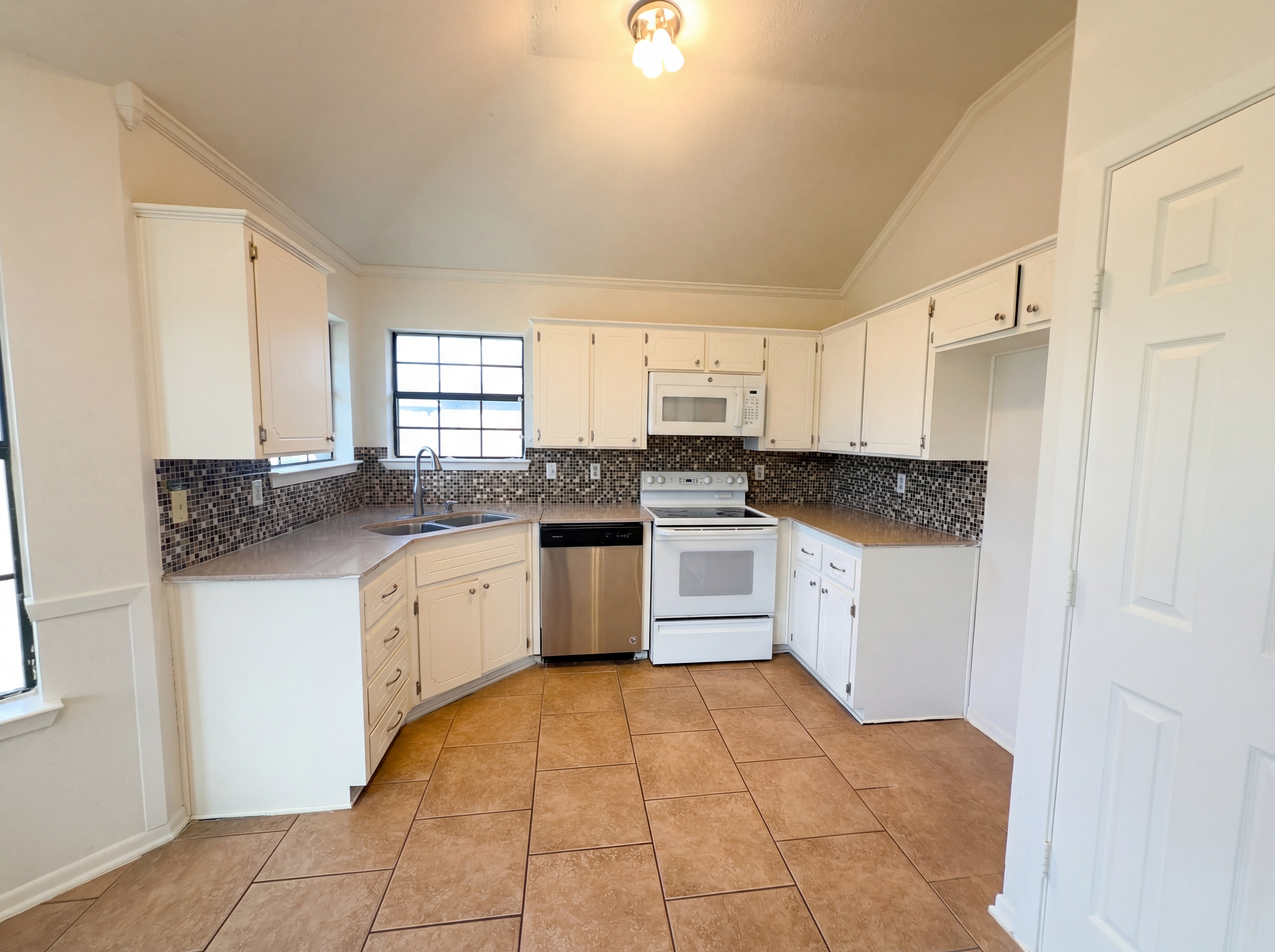 Photo 2 of 16 of 1802 Moonstone Dr, Killeen, TX