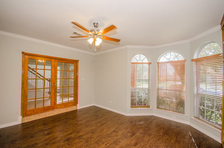 Photo 5 of 28 - 1628 Chapman St, Cedar Hill, TX 75104