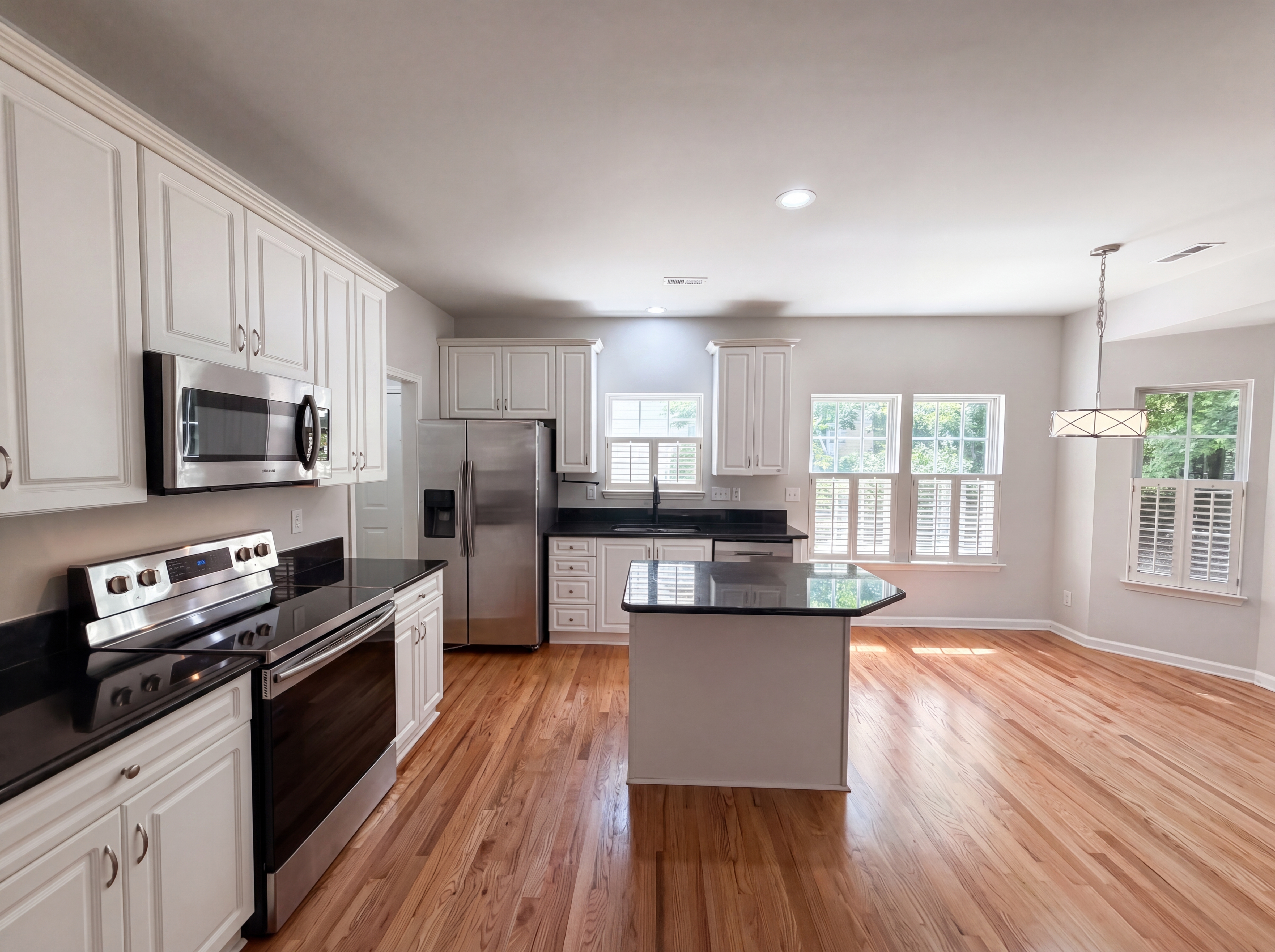 Photo 2 of 19 of 2916 Pinewood Hill Dr, Matthews, NC