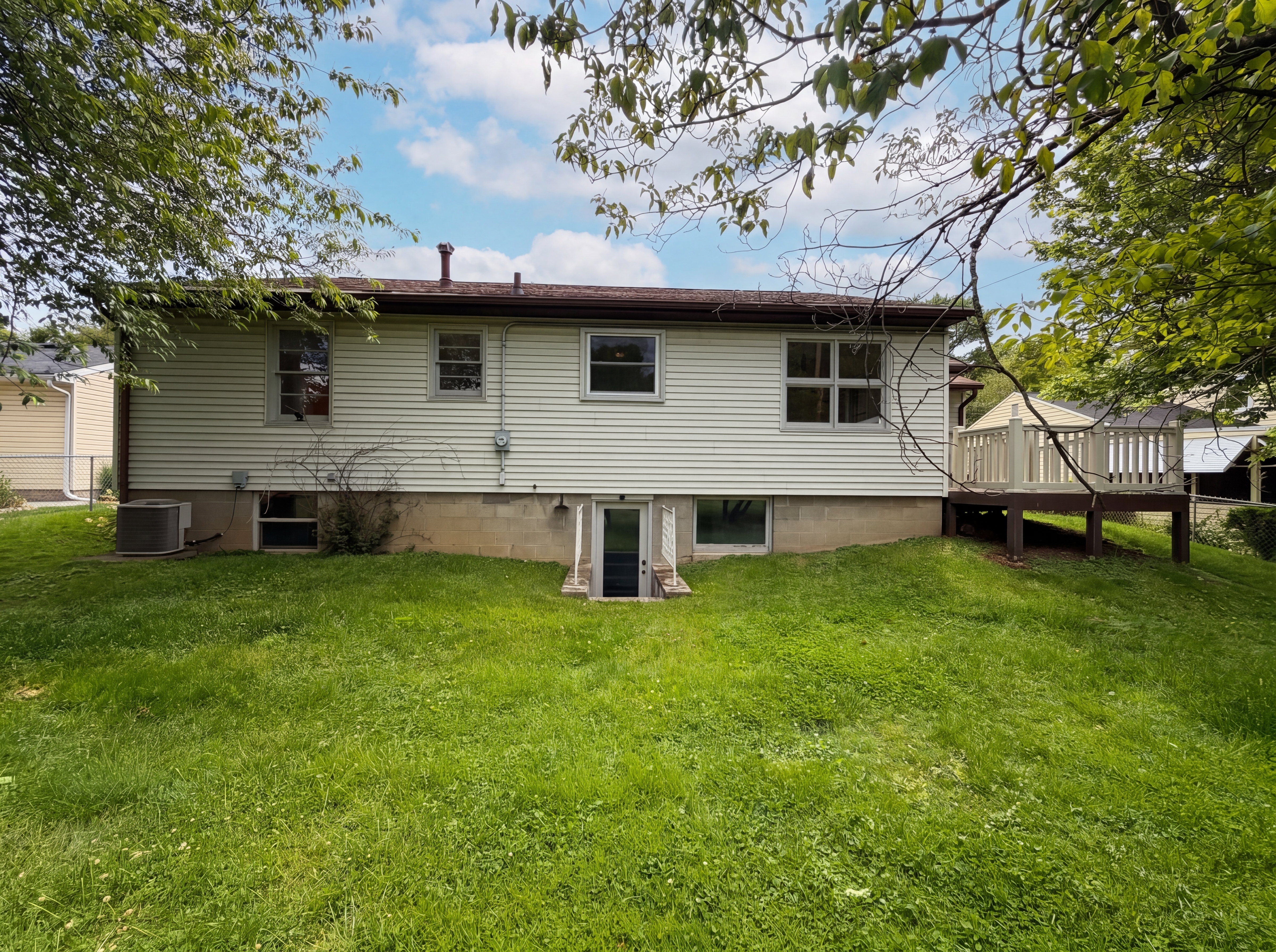 Photo 5 of 32 of 325 Kanawha Rd, Lancaster, OH