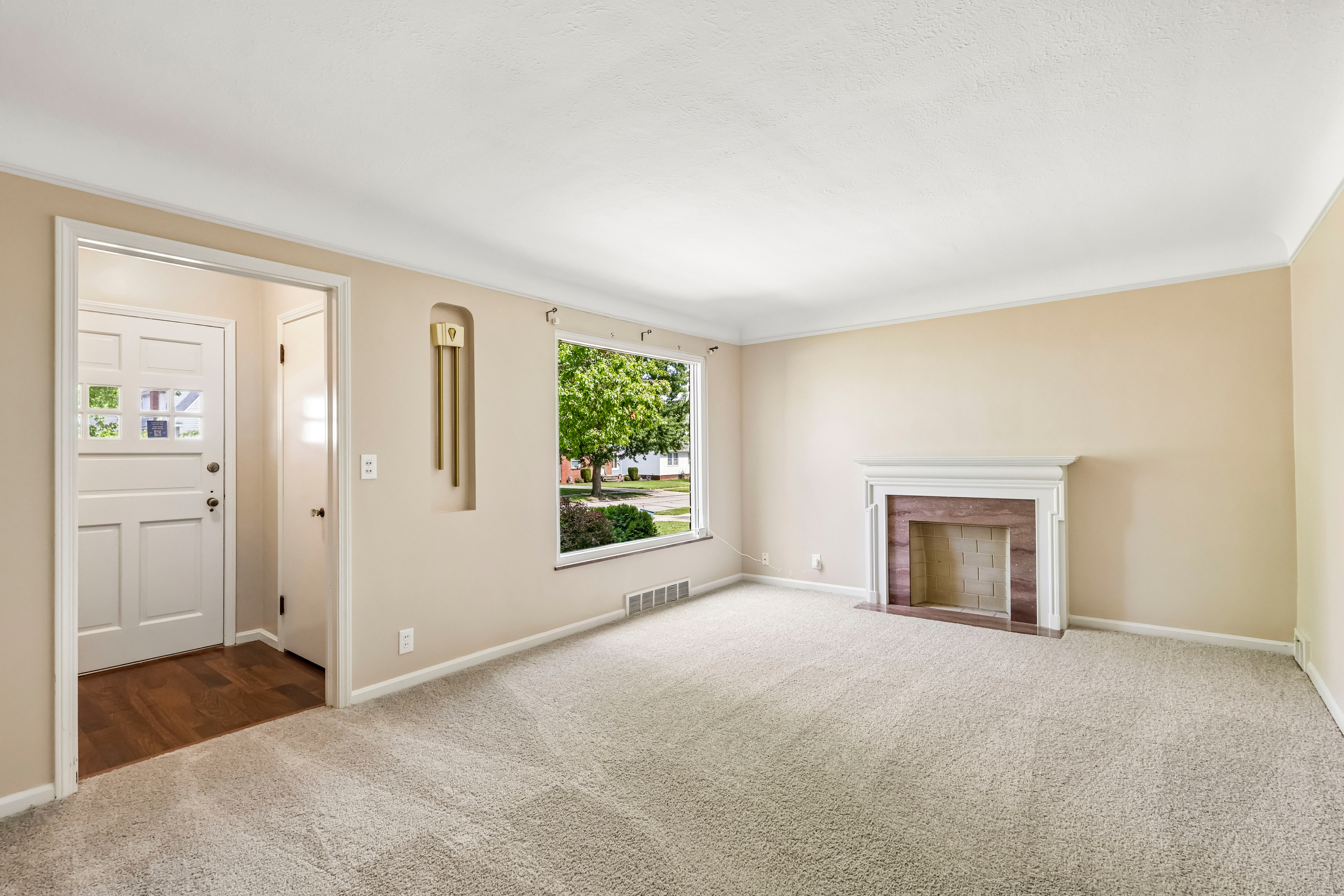 Photo 4 of 39 of 8223 Manorford Dr, Cleveland, OH
