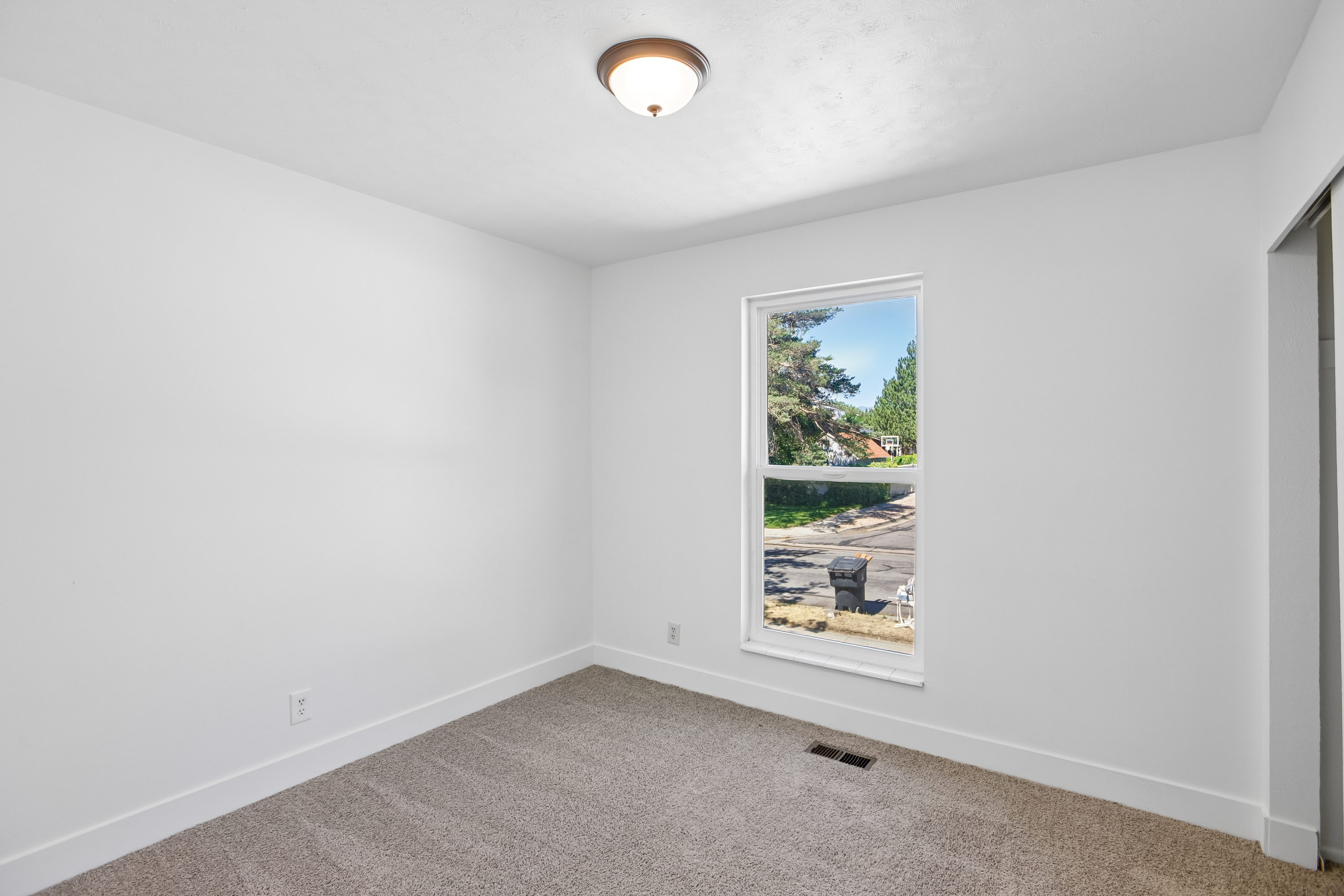 Photo 11 of 30 of 6383 S Lauritzen Dr, Taylorsville, UT