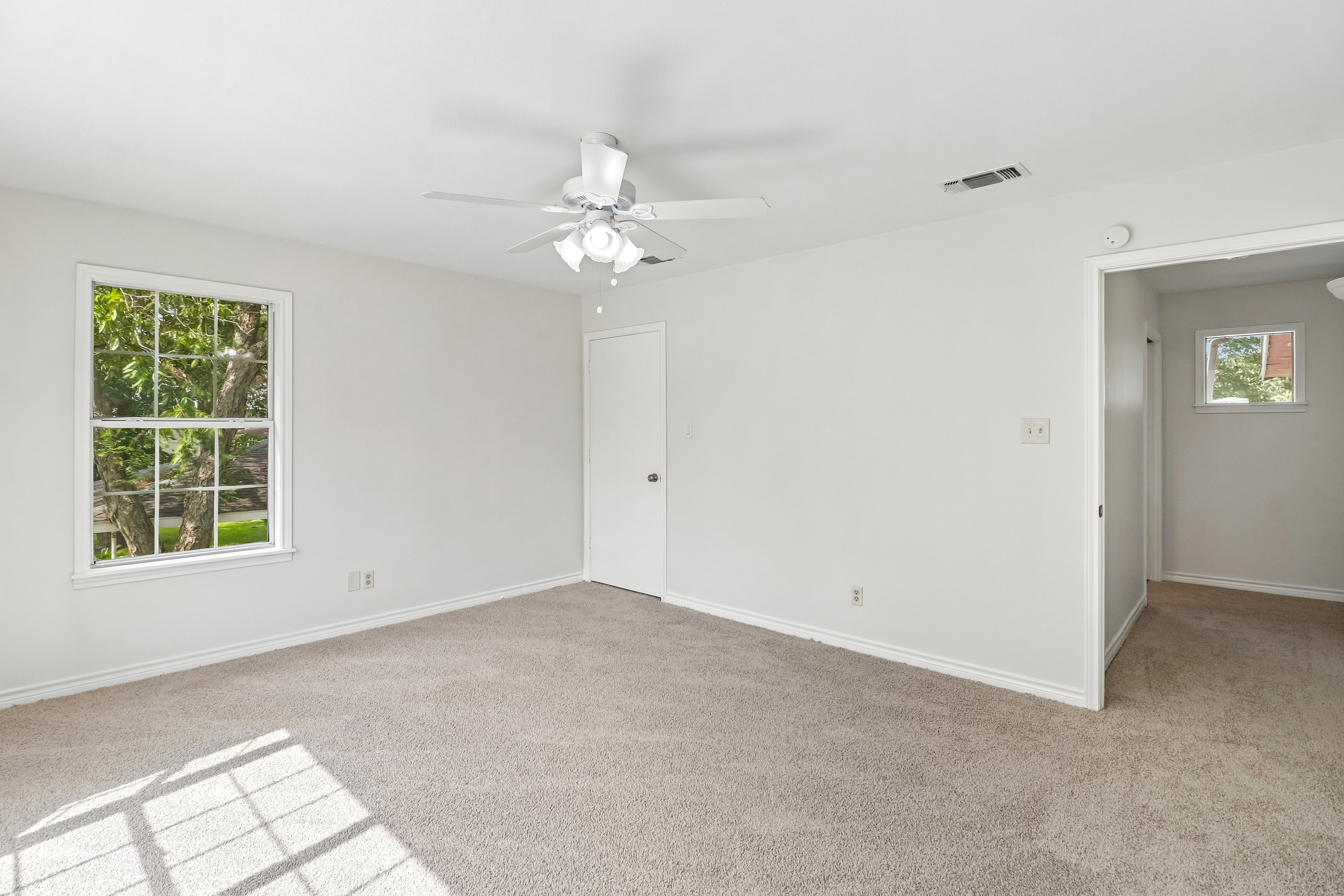 Photo 10 of 47 of 1321 E Zipp Rd, New Braunfels, TX