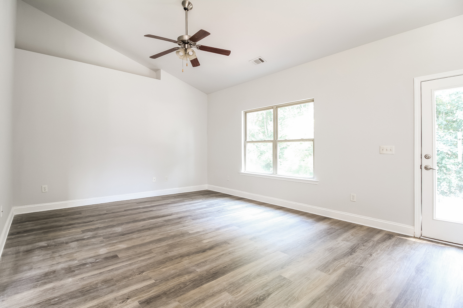Photo 3 of 16 of 118 Winterwood Ct, Roebuck, SC
