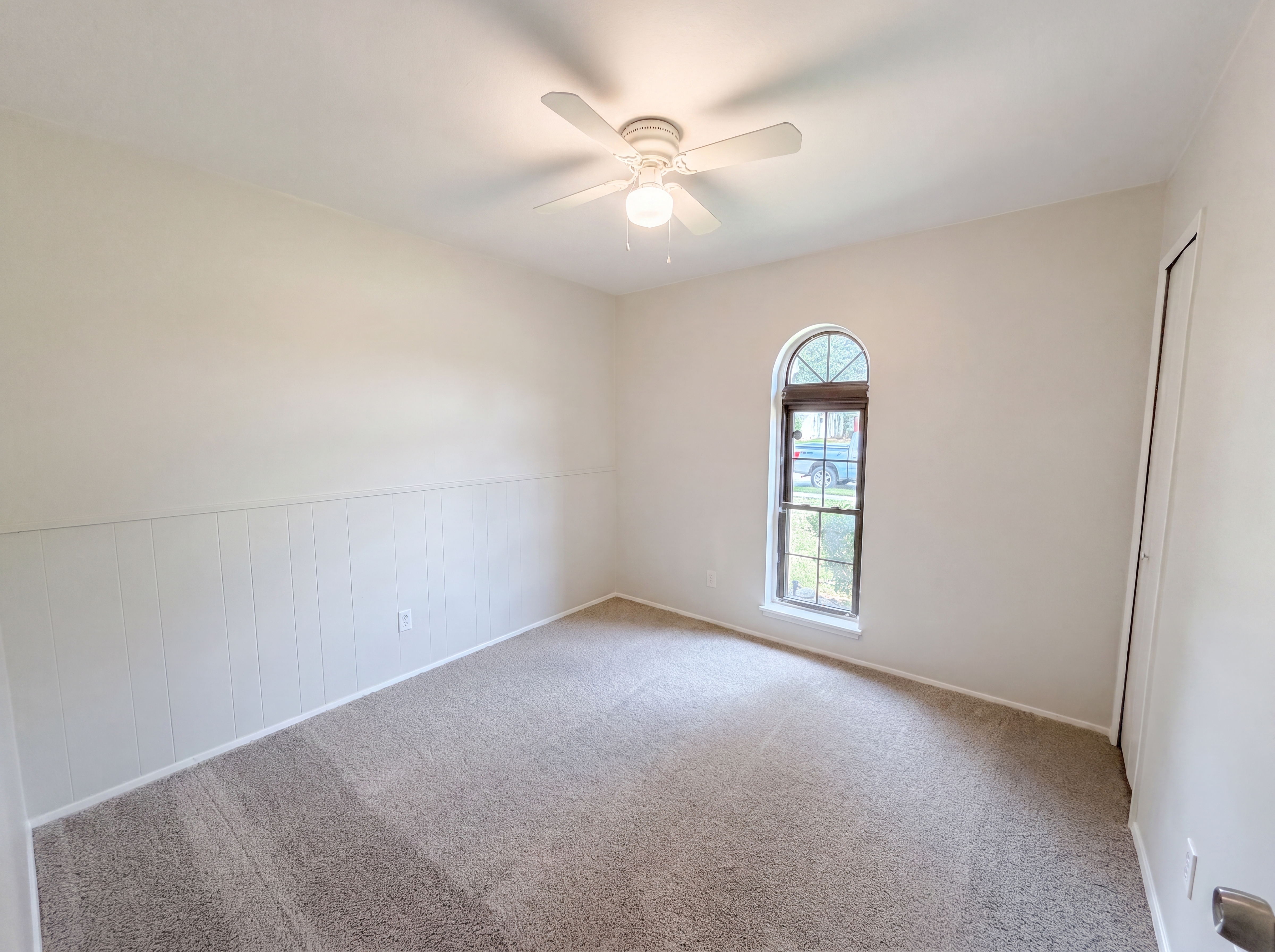 Photo 4 of 29 of 1102 Hillwood Dr, Lewisville, TX