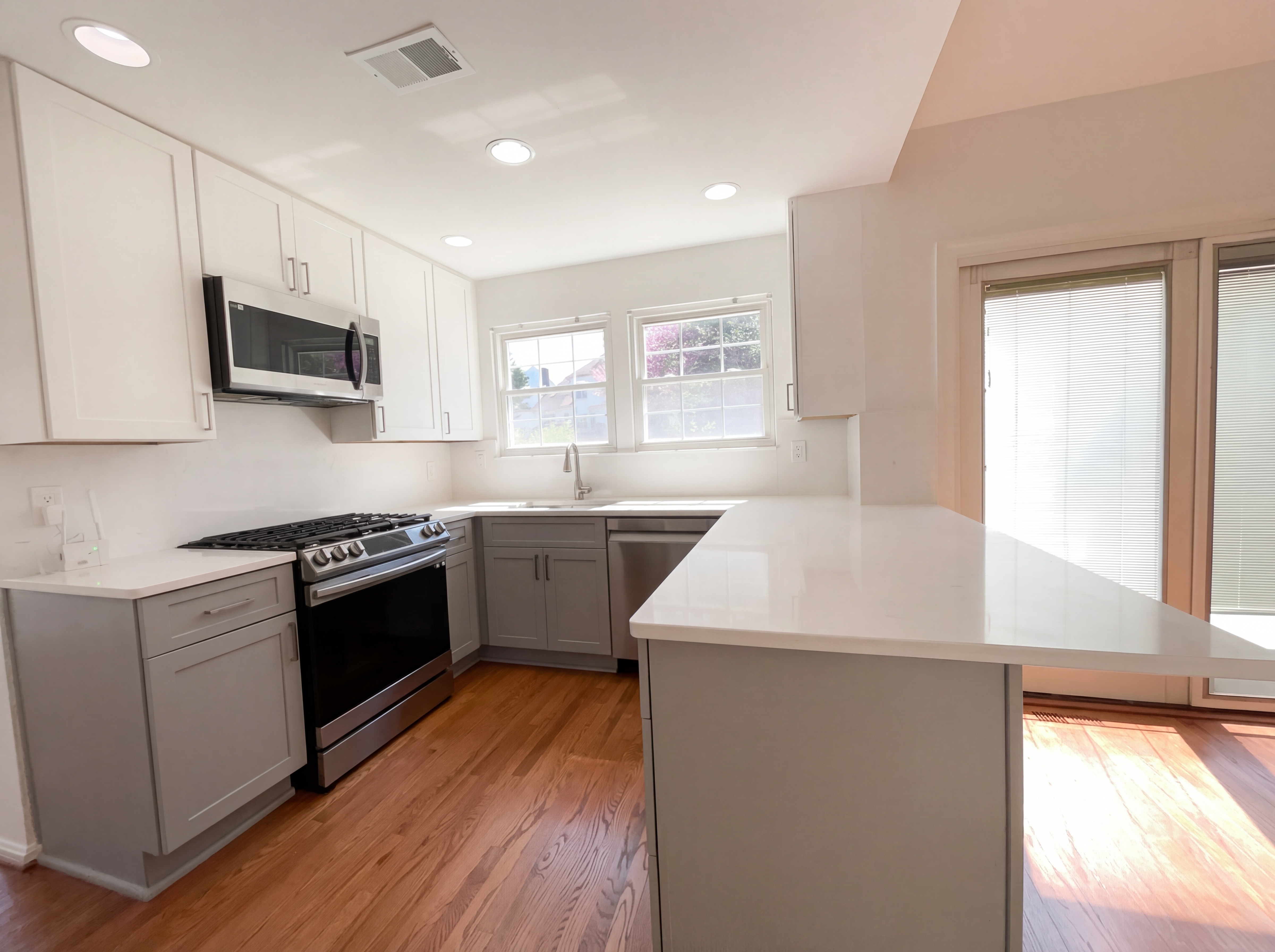 Photo 2 of 48 of 13907 Castle Ct, Chantilly, VA