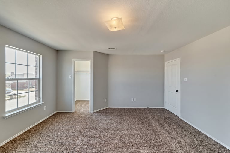 Photo 27 of 37 - 941 John Kennedy Dr, Saginaw, TX 76179