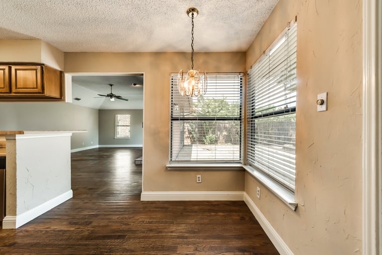 Photo 12 of 31 - 1636 Palisades Dr, Carrollton, TX 75007
