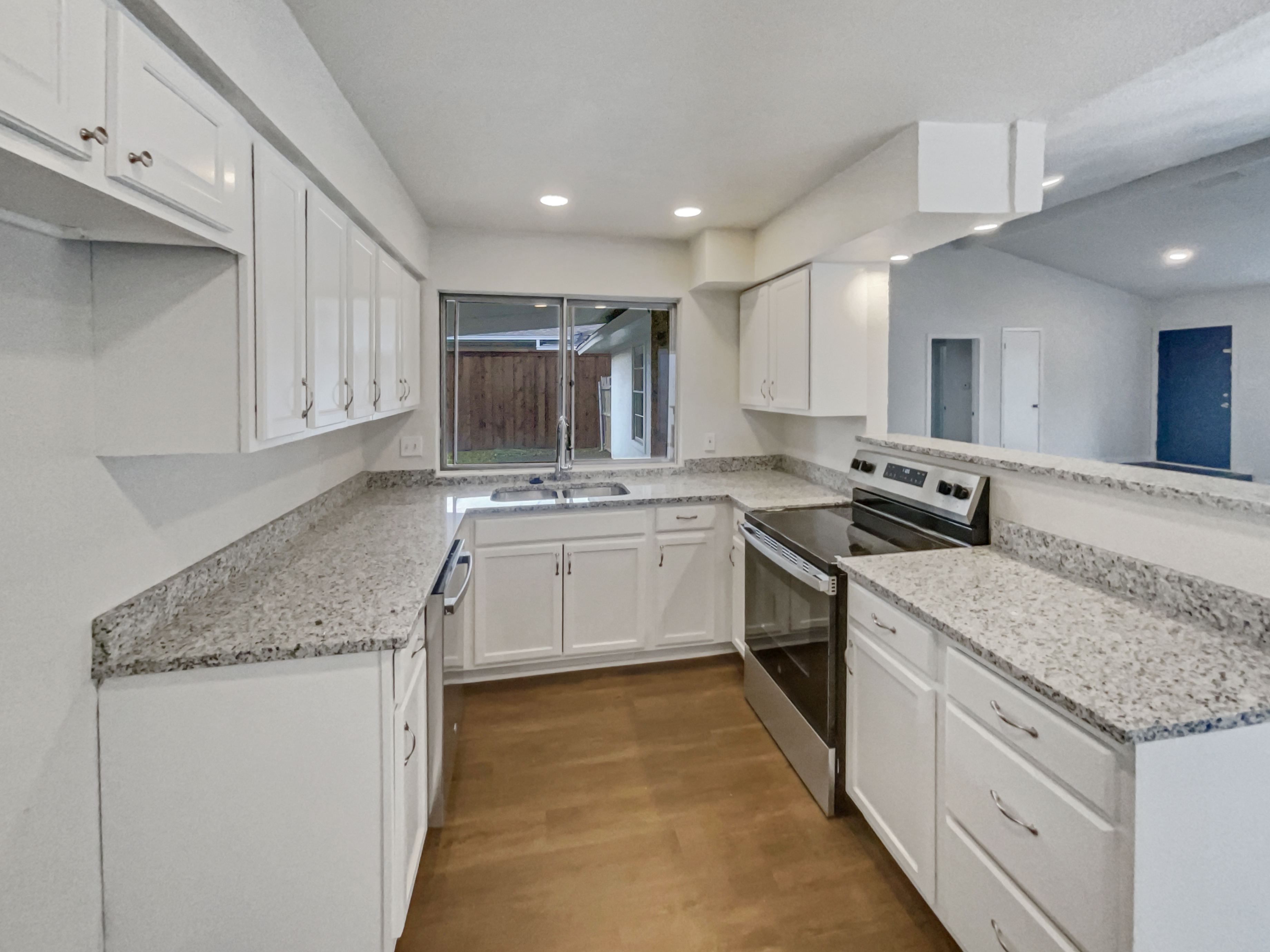 Photo 7 of 25 of 1426 Whiteoak Dr, Garland, TX