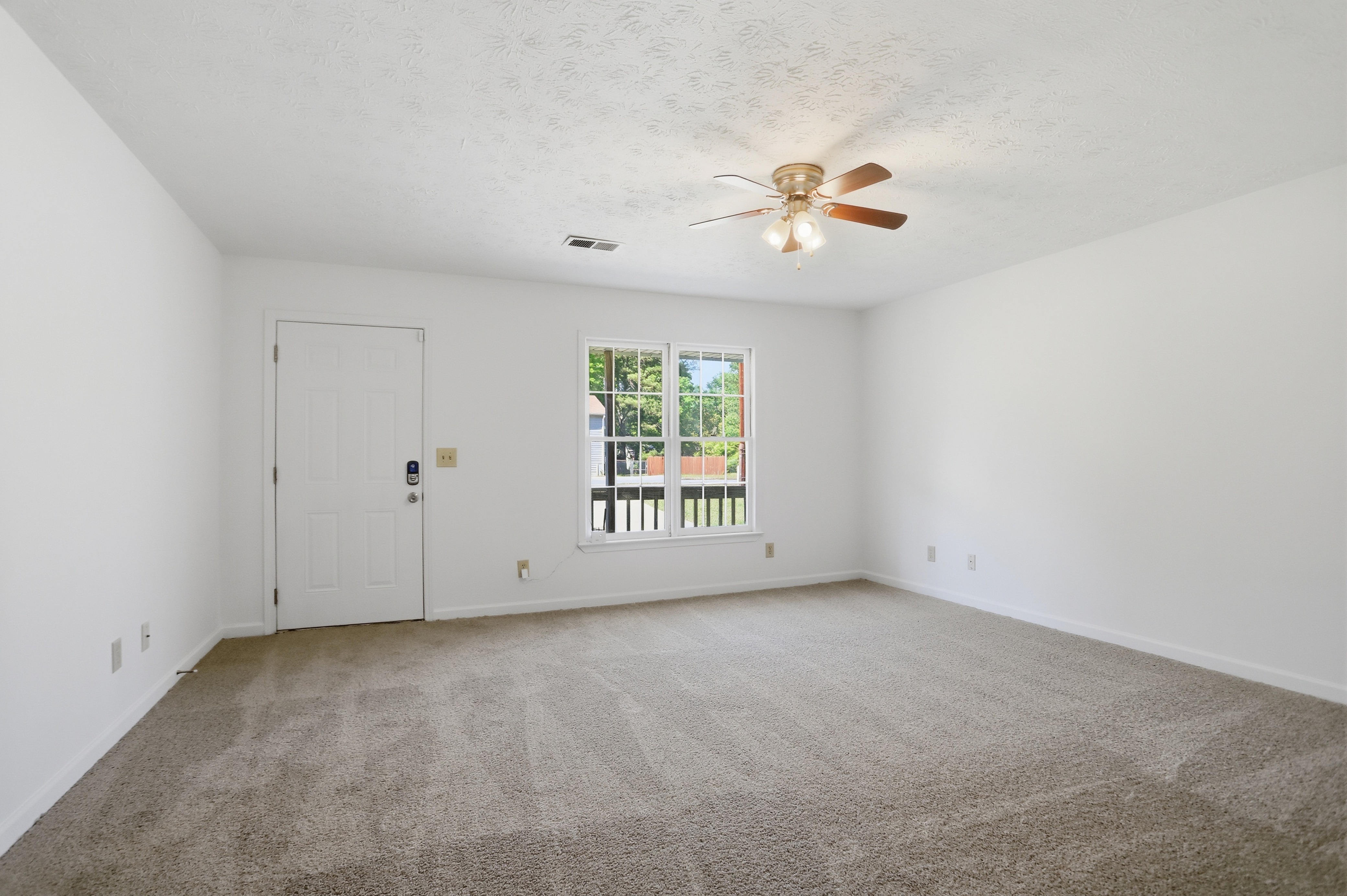 Photo 3 of 30 of 3233 Lancer Dr, Powder Springs, GA