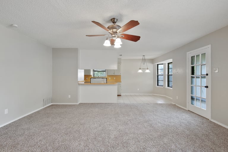 Photo 7 of 25 - 519 Easley St, Fort Worth, TX 76108