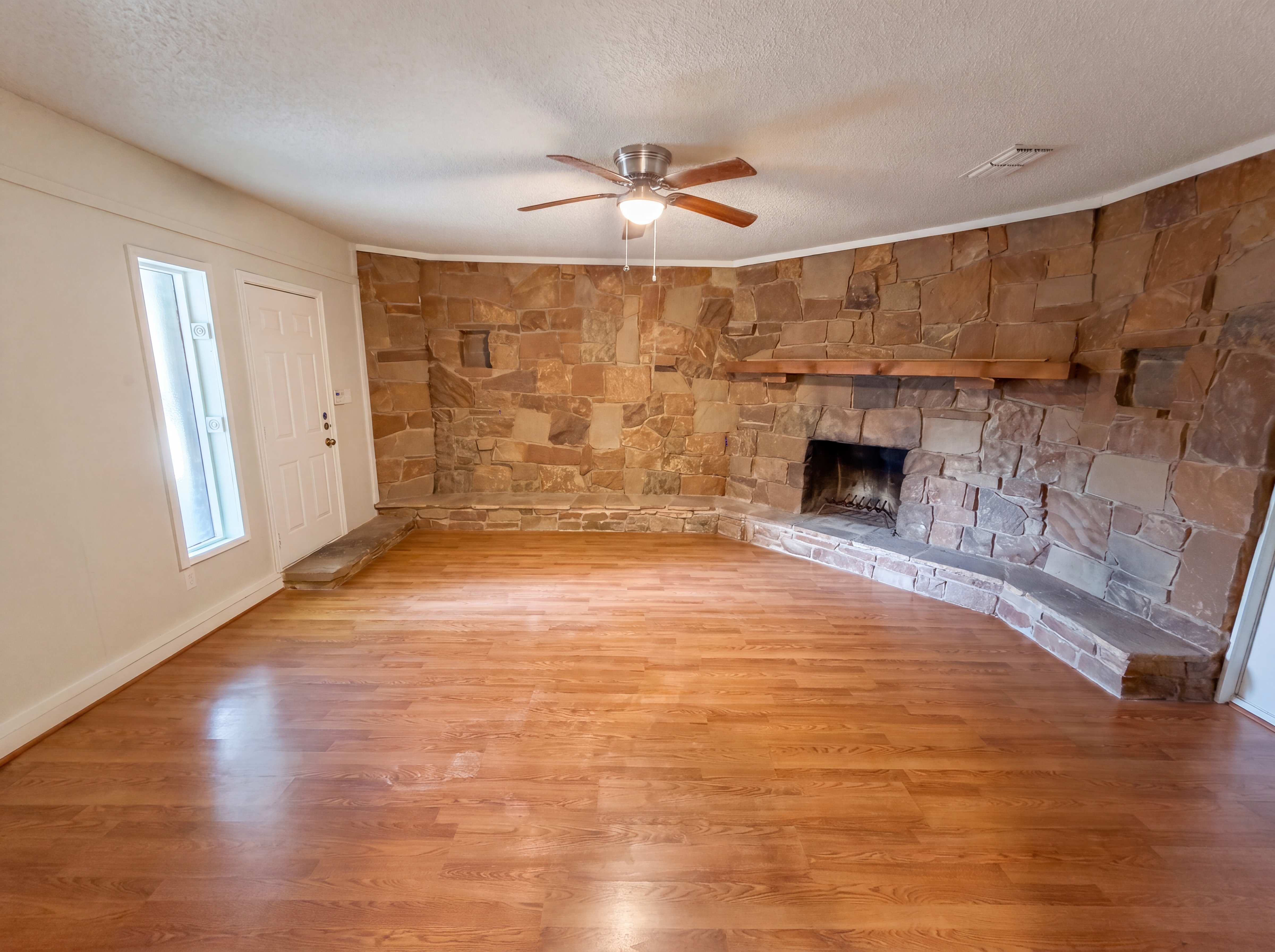 Photo 7 of 17 of 202 Vanshire Rd W, Lakeside, TX