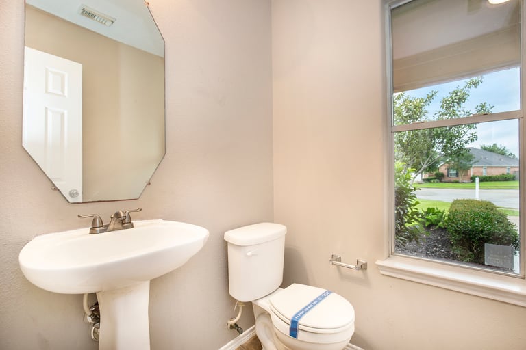 Photo 4 of 17 - 8410 Macow Ct, Rosharon, TX 77583
