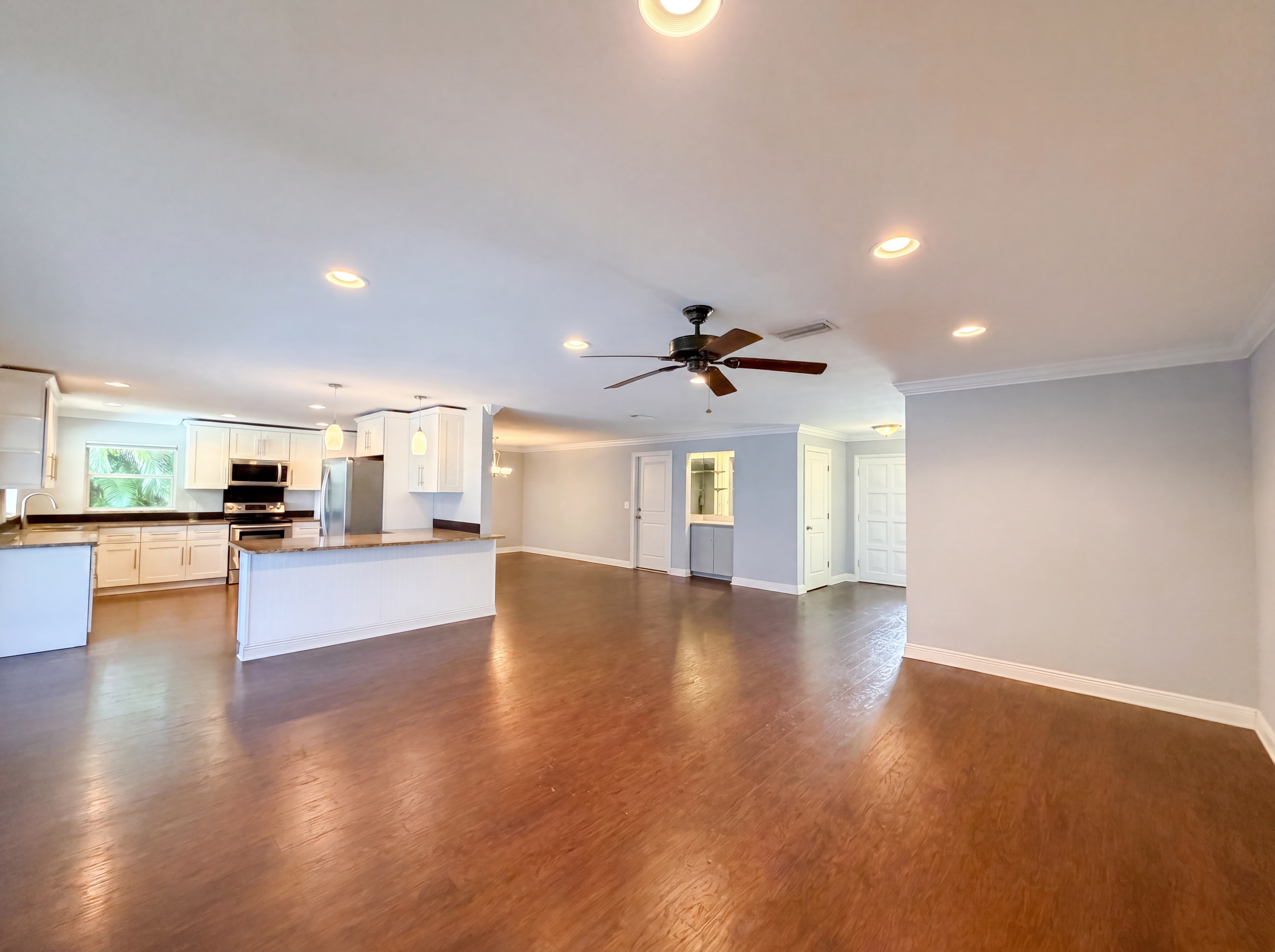 Photo 12 of 33 of 5644 Eichen Cir W, Fort Myers, FL
