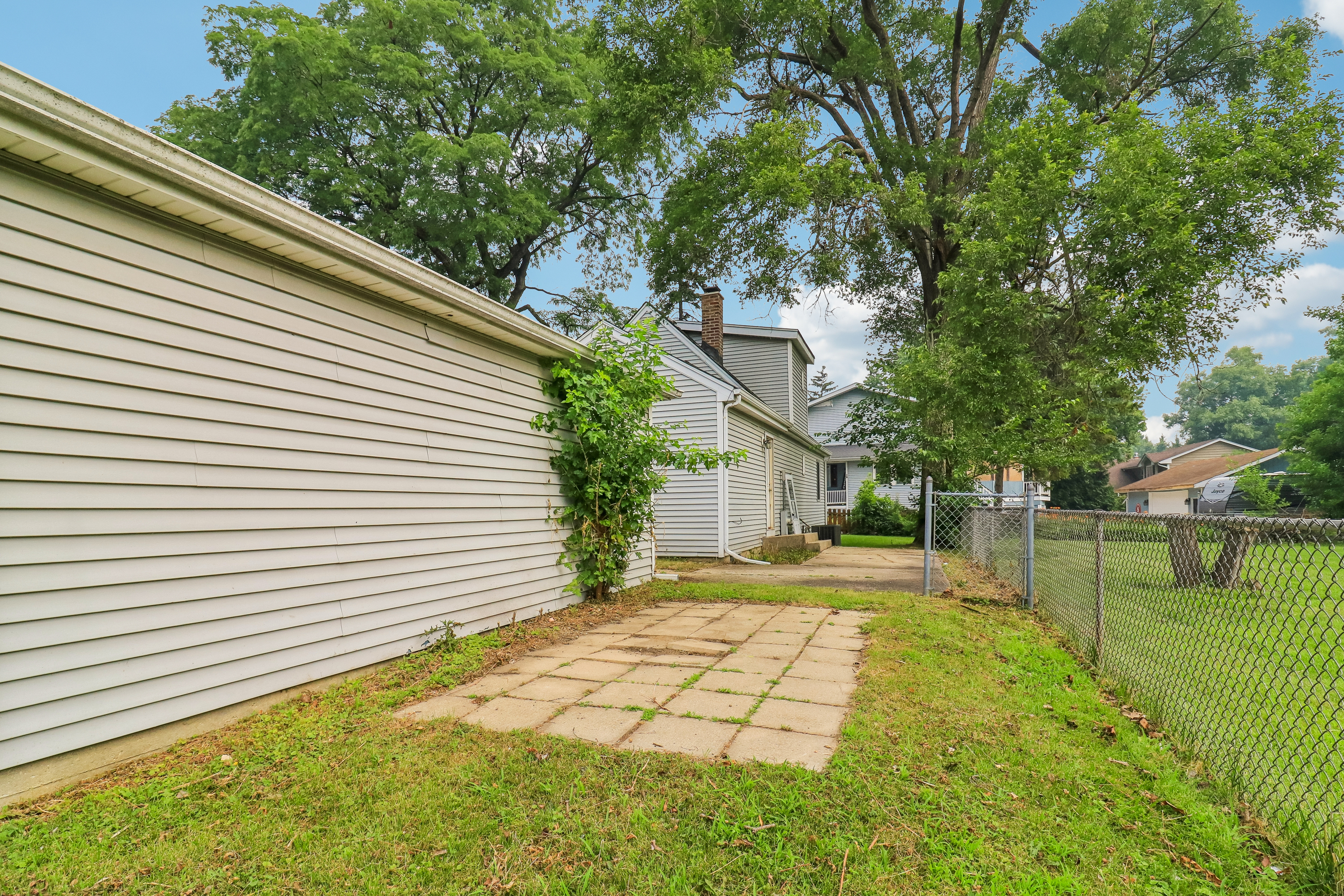 Photo 26 of 35 of 4811 Roslyn Rd, Downers Grove, IL