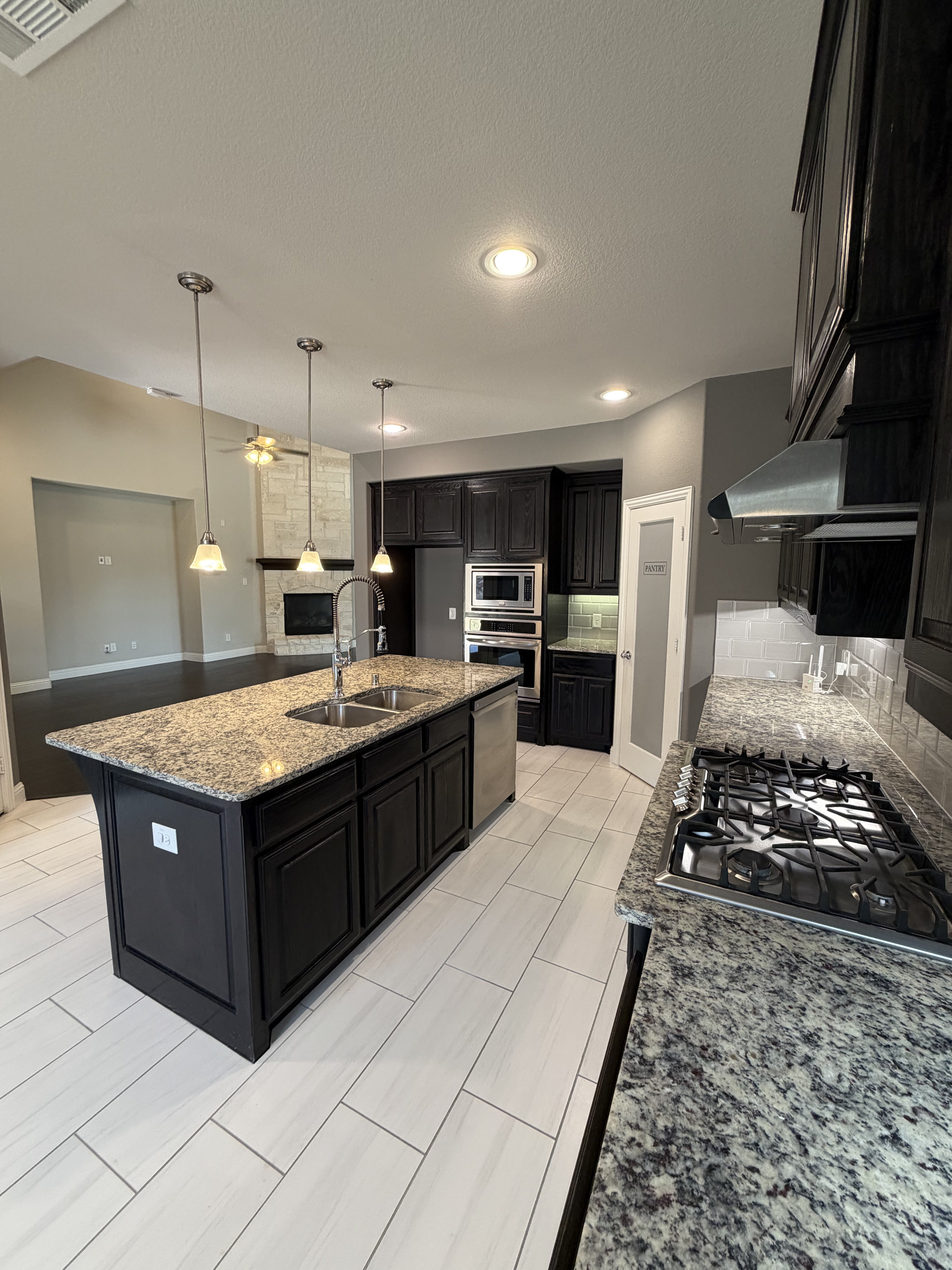 Photo 8 of 31 of 9920 Pikes Peak Pl, Little Elm, TX