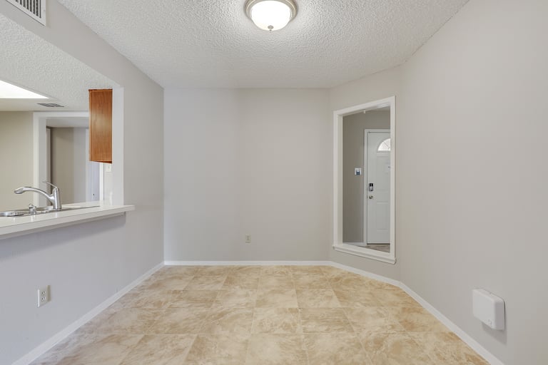 Photo 17 of 24 - 2323 Newbury Dr, Arlington, TX 76014
