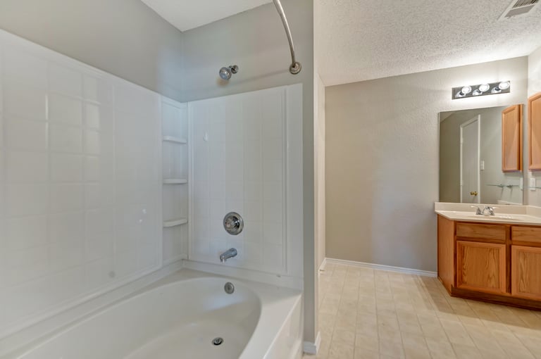 Photo 15 of 25 - 2051 La Salle Trl, Grand Prairie, TX 75052