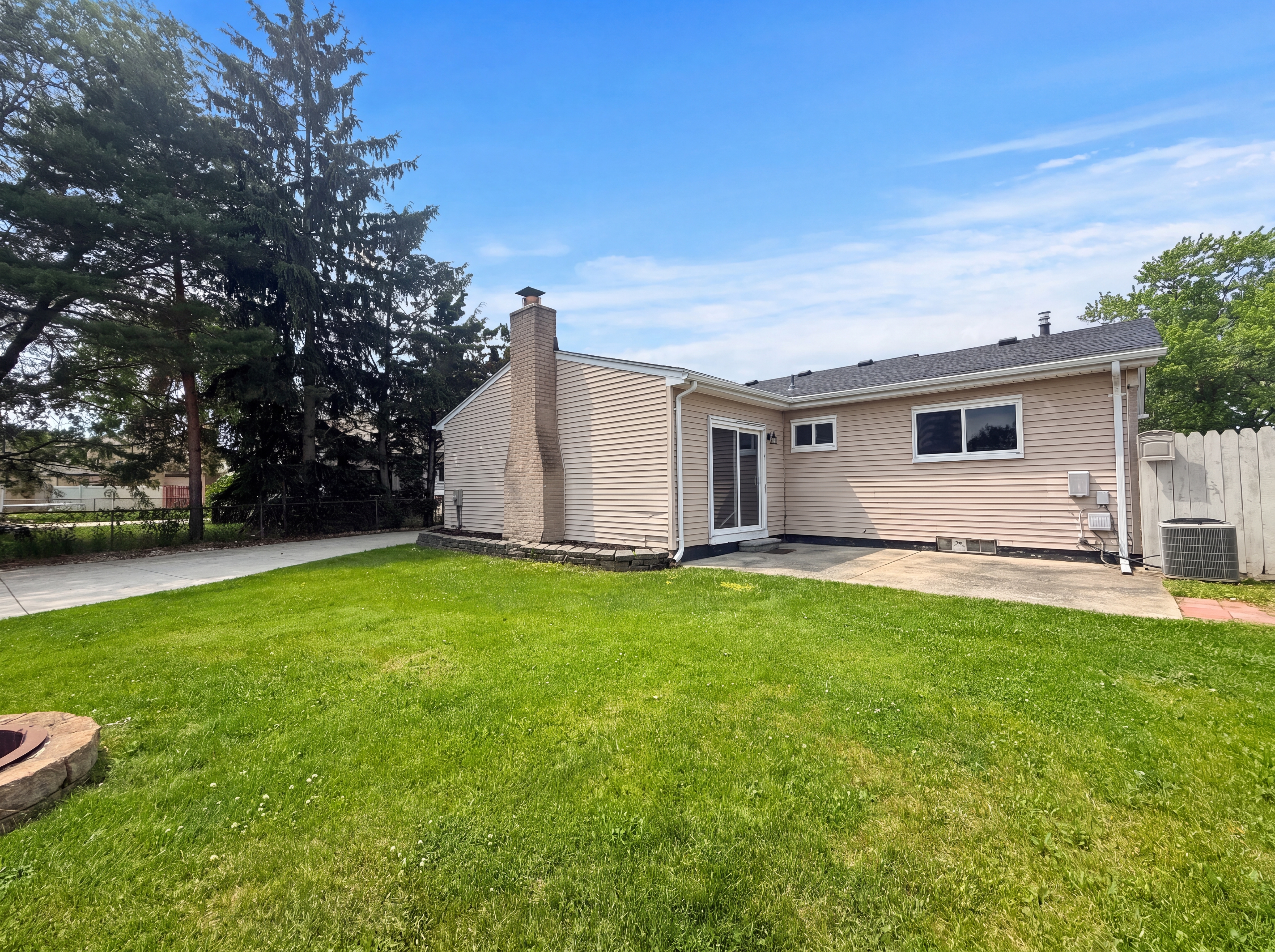 Photo 5 of 21 of 42195 Fairview Dr, Canton, MI
