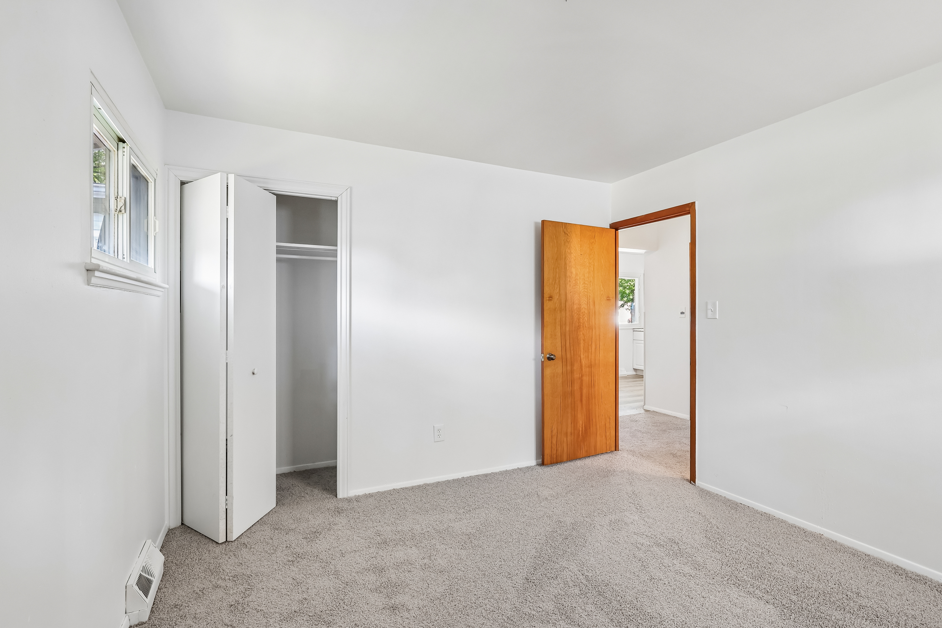 Photo 8 of 33 of 9011 Manorford Dr, Cleveland, OH