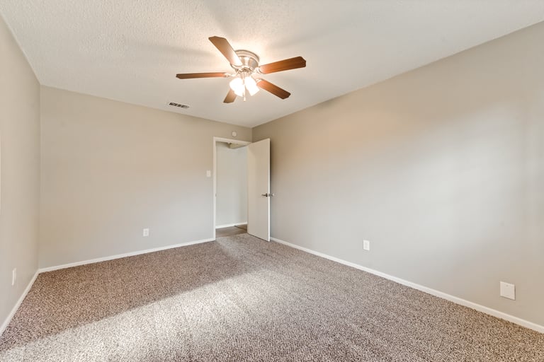 Photo 12 of 23 - 2517 Laredo Ct, Arlington, TX 76015