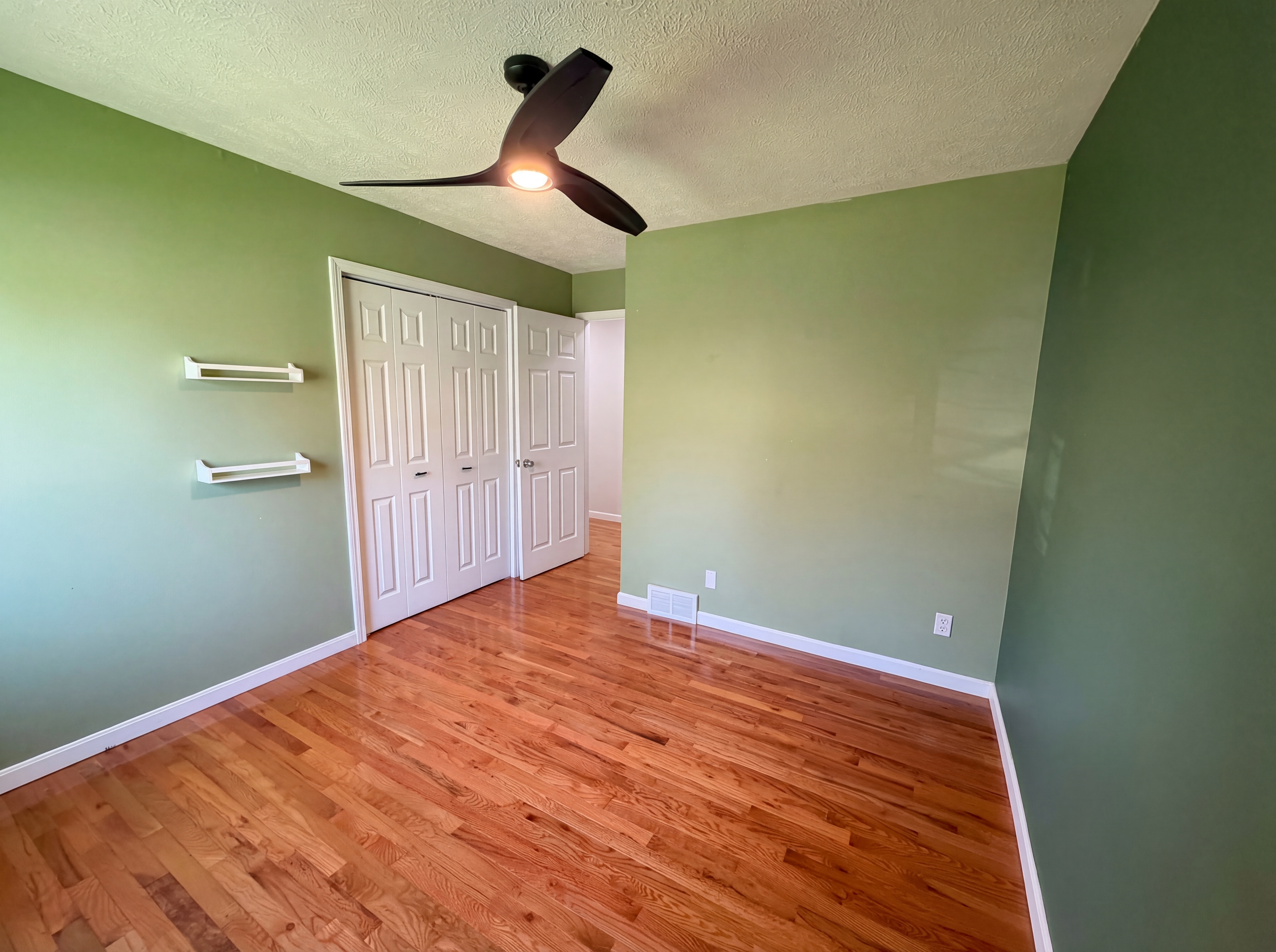 Photo 4 of 31 of 7049 Woodland Ave, Chagrin Falls, OH