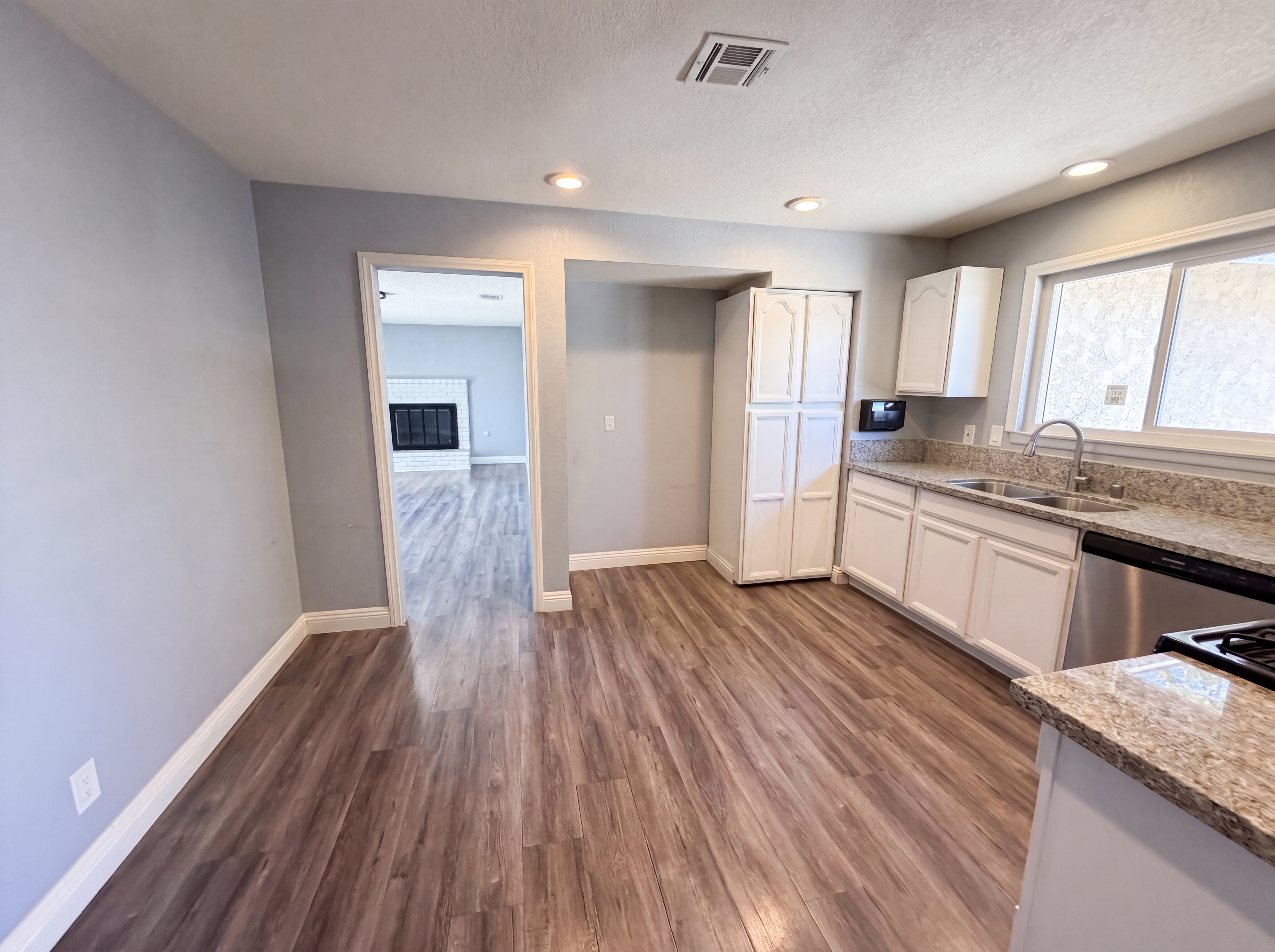 Photo 6 of 24 of 15929 La Verida Dr, Victorville, CA