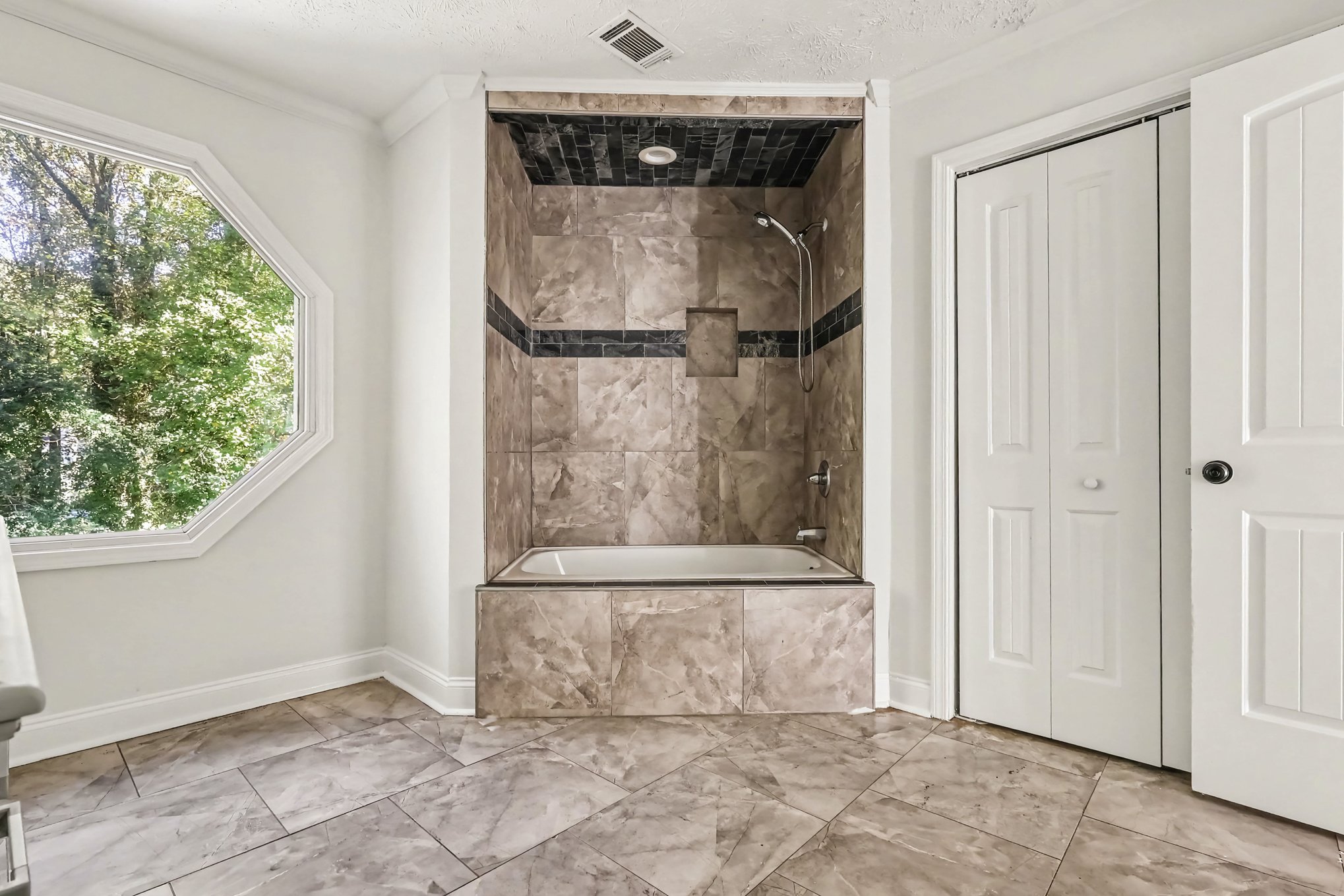 Photo 11 of 22 of 2888 Carrousel Ct, Stone Mountain, GA