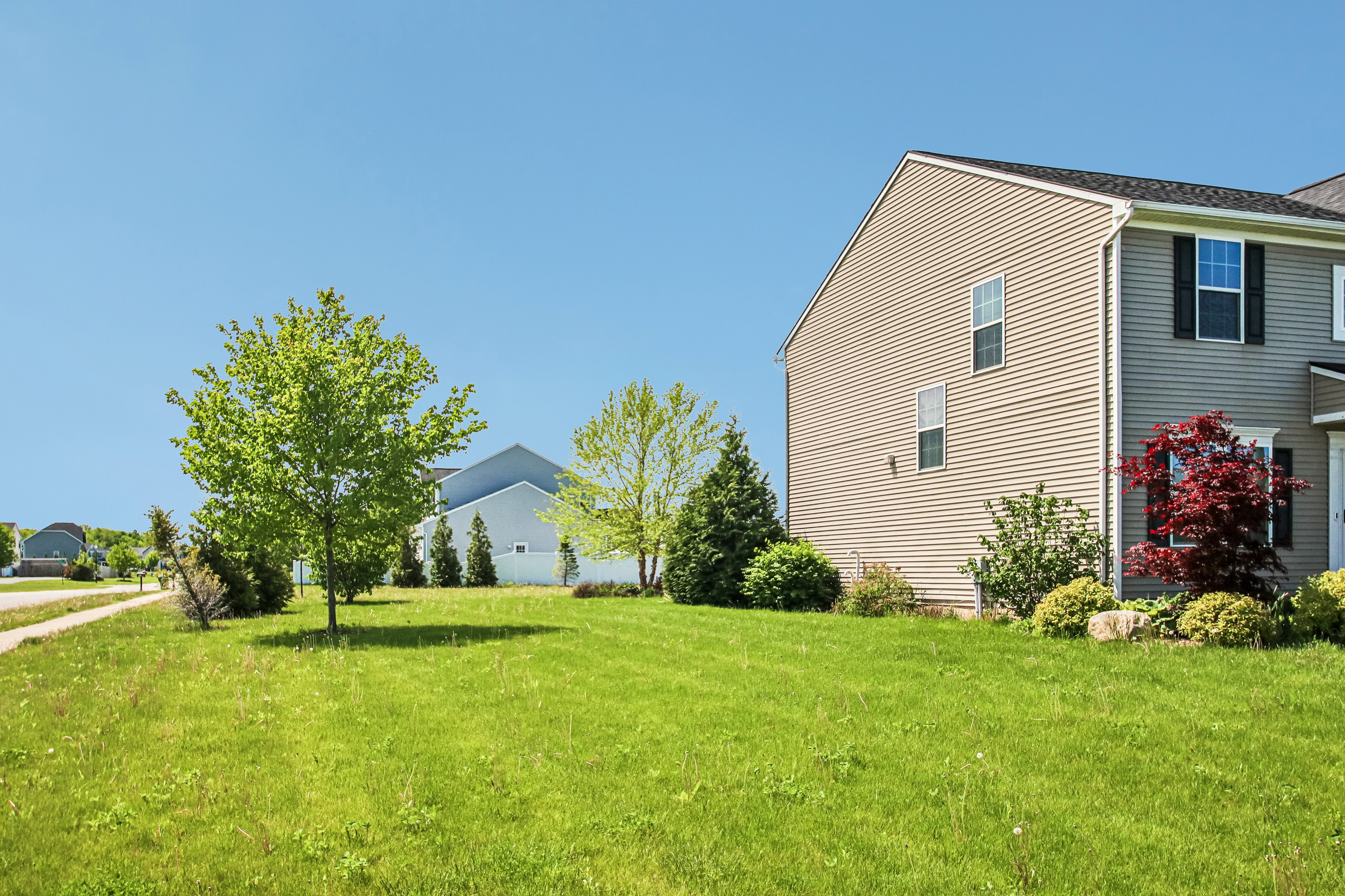 Photo 8 of 48 of 6007 Amber Dr, Farmington, NY