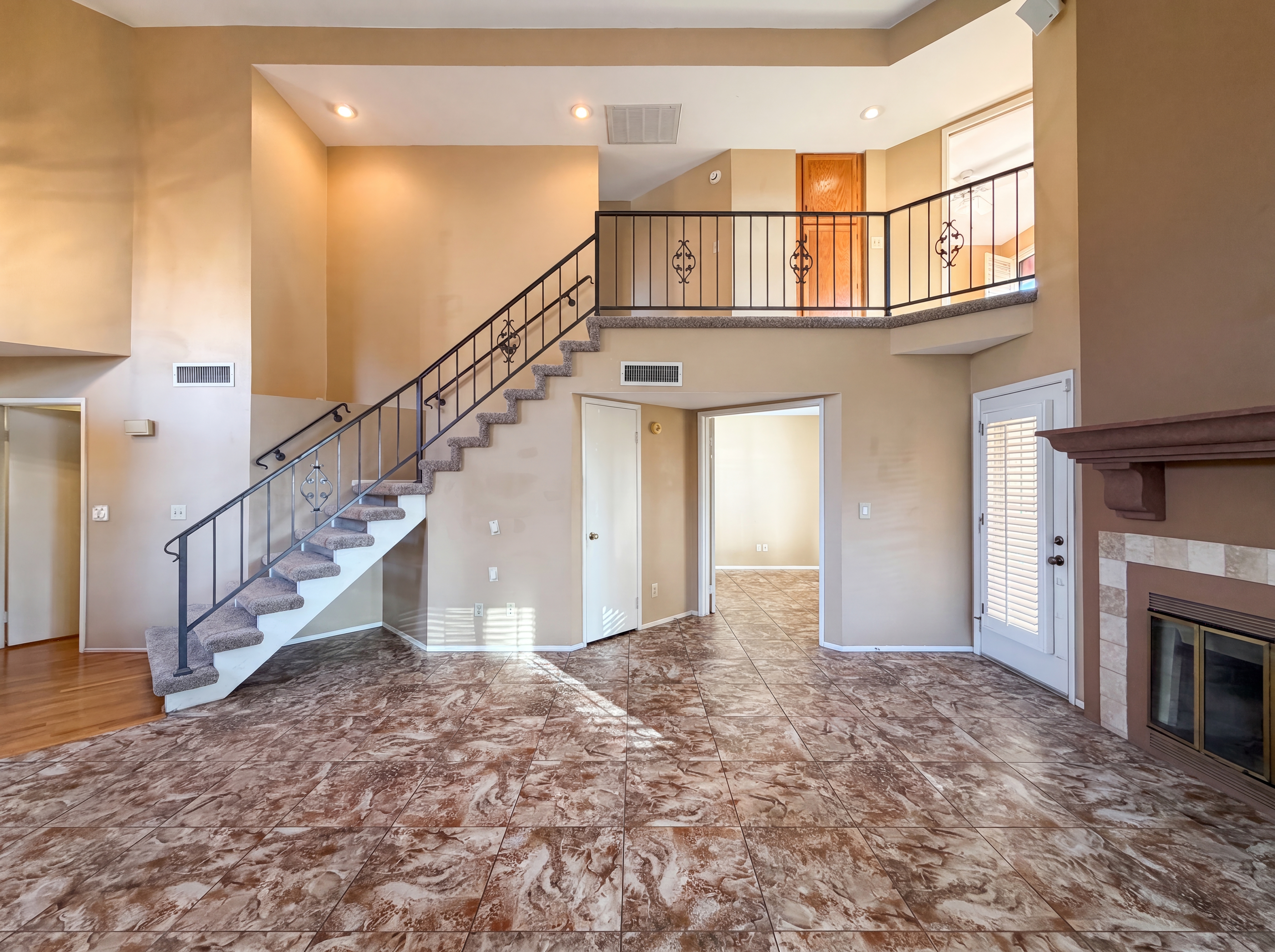 Photo 9 of 28 of 12346 S Shoshoni Dr, Phoenix, AZ