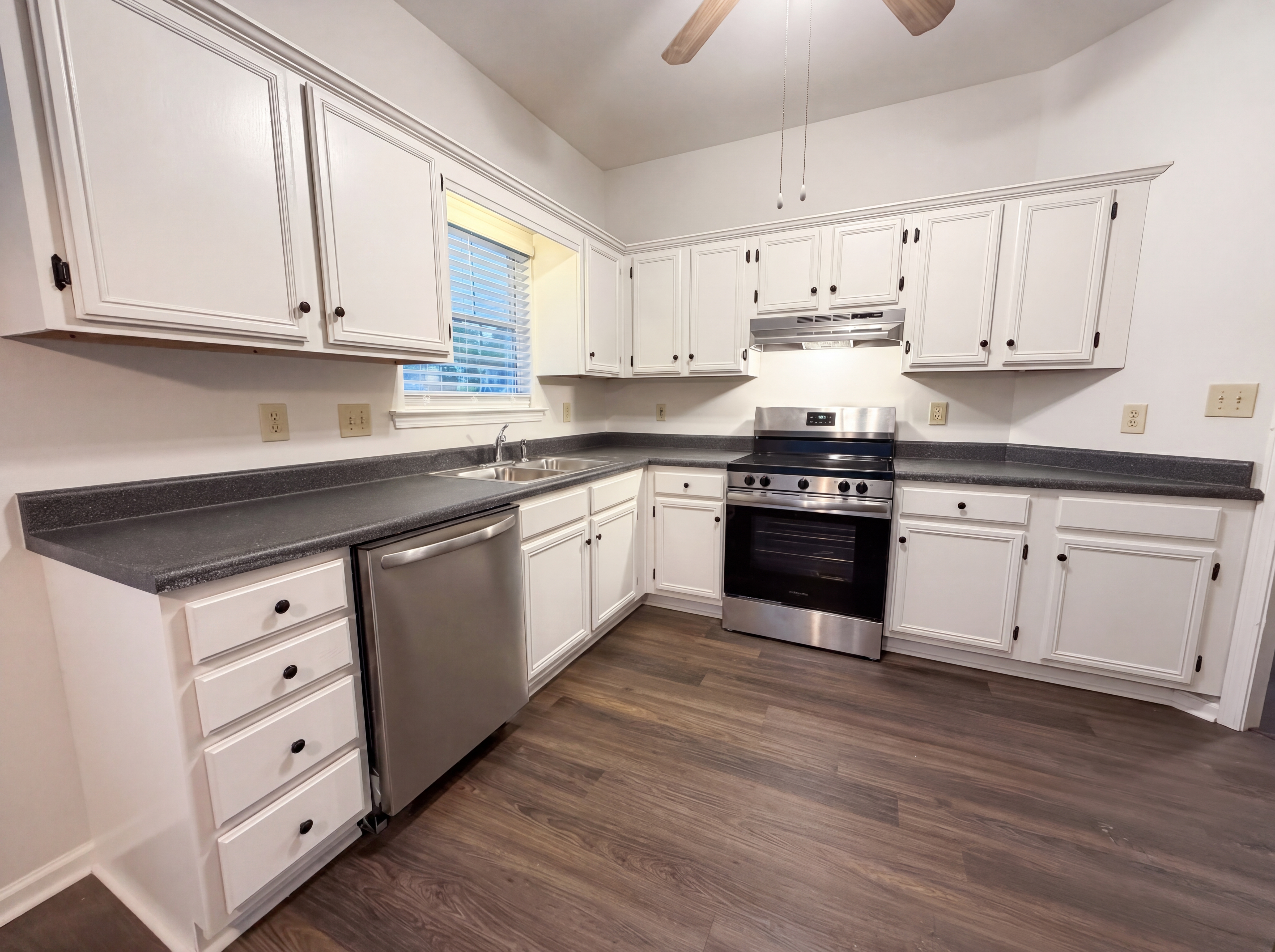 Photo 7 of 20 of 101 Cambridge Pointe Dr, Alabaster, AL