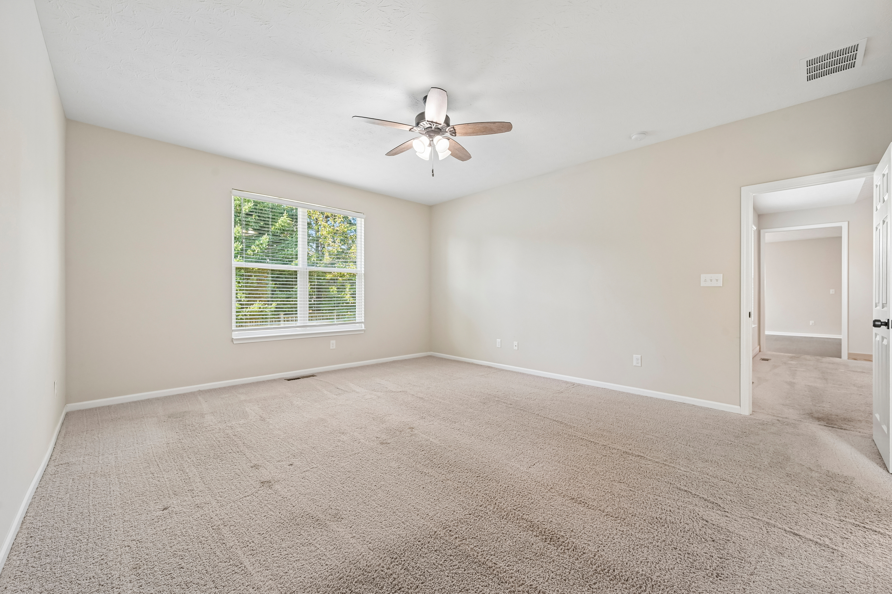 Photo 8 of 44 of 21323 Wharfdale Dr, Noblesville, IN
