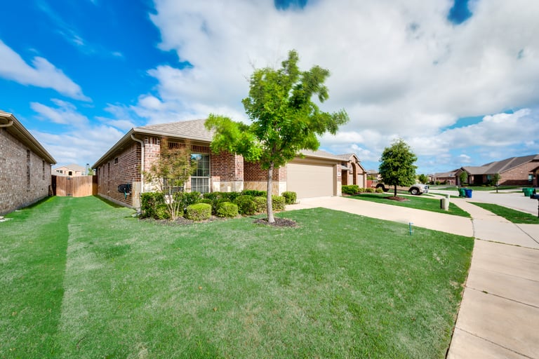 Photo 32 of 32 - 890 Lancashire Ln, Aubrey, TX 76227