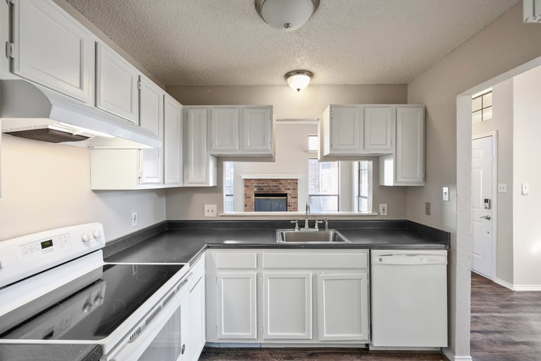Photo 13 of 29 - 6800 Running Creek Dr, Arlington, TX 76001