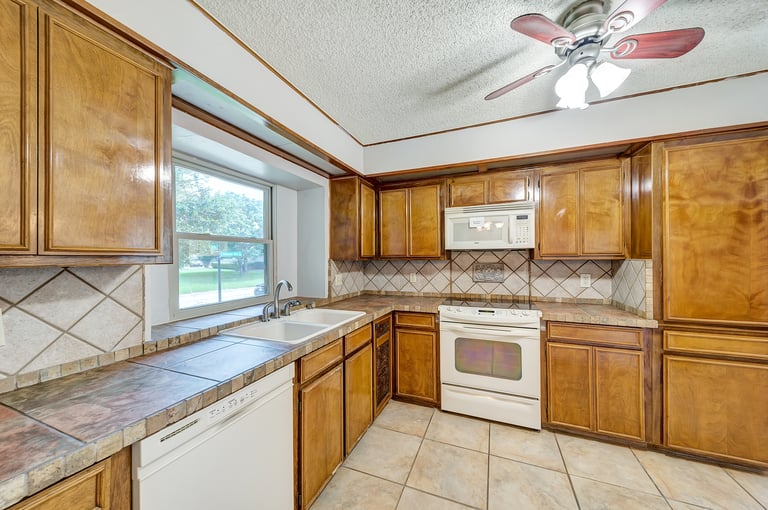 Photo 5 of 32 - 4725 Cinnamon Hill Dr, Fort Worth, TX 76133