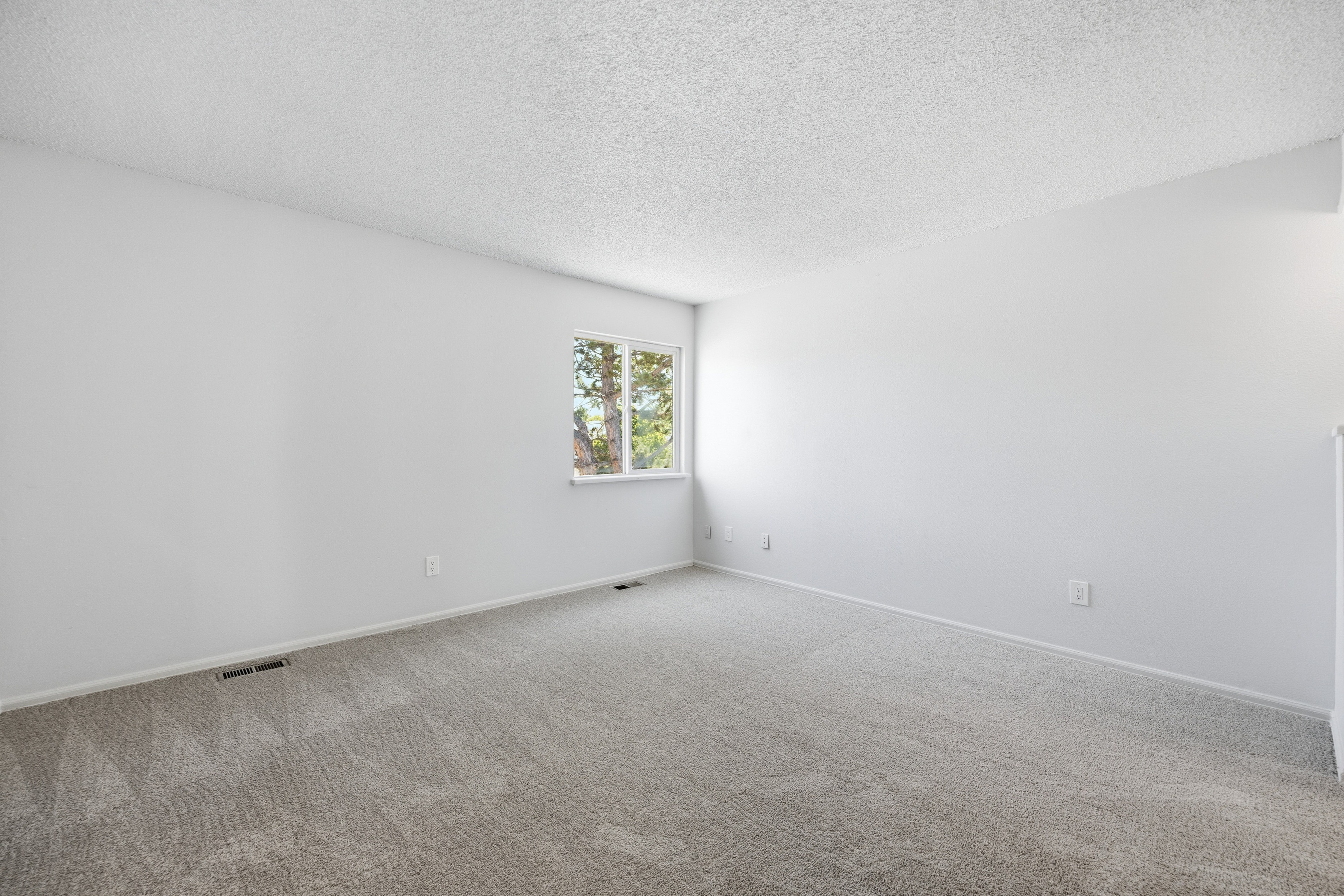 Photo 11 of 39 of 4571 Sunnyhill Dr, Colorado Springs, CO