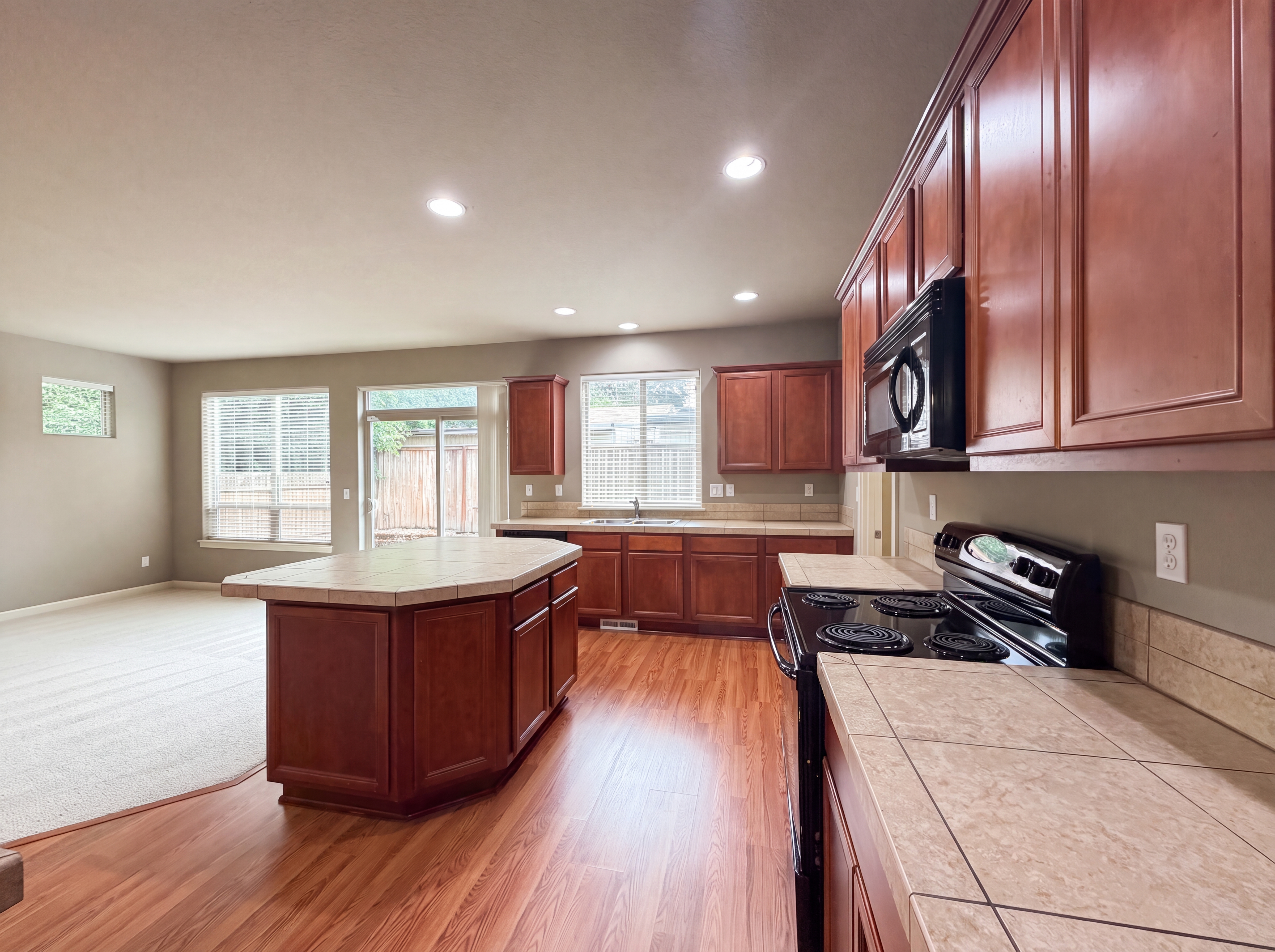 Photo 8 of 23 of 1724 SW Willowview Ter, Beaverton, OR
