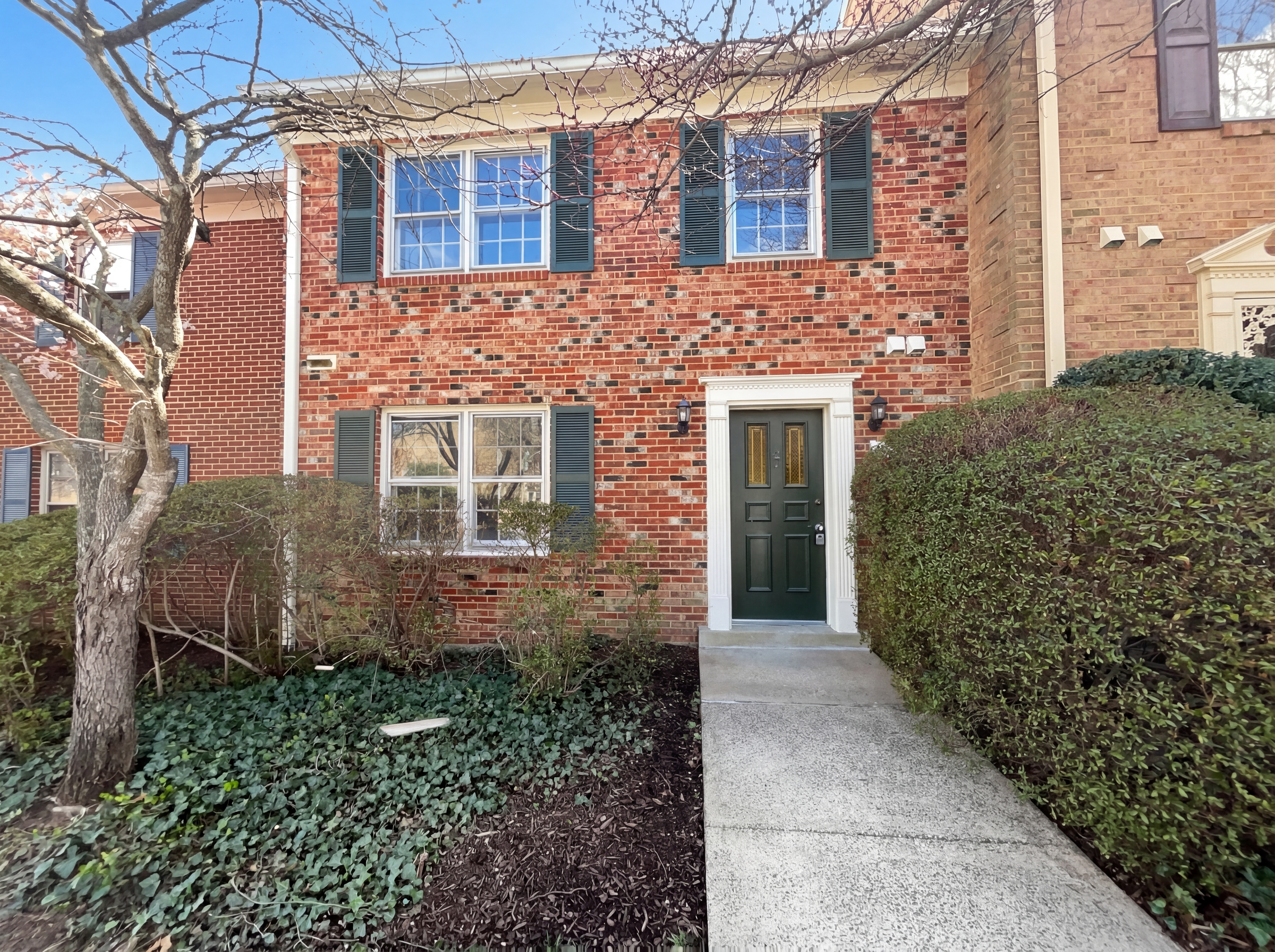 Photo 8 of 44 of 645 N Armistead St, Alexandria, VA