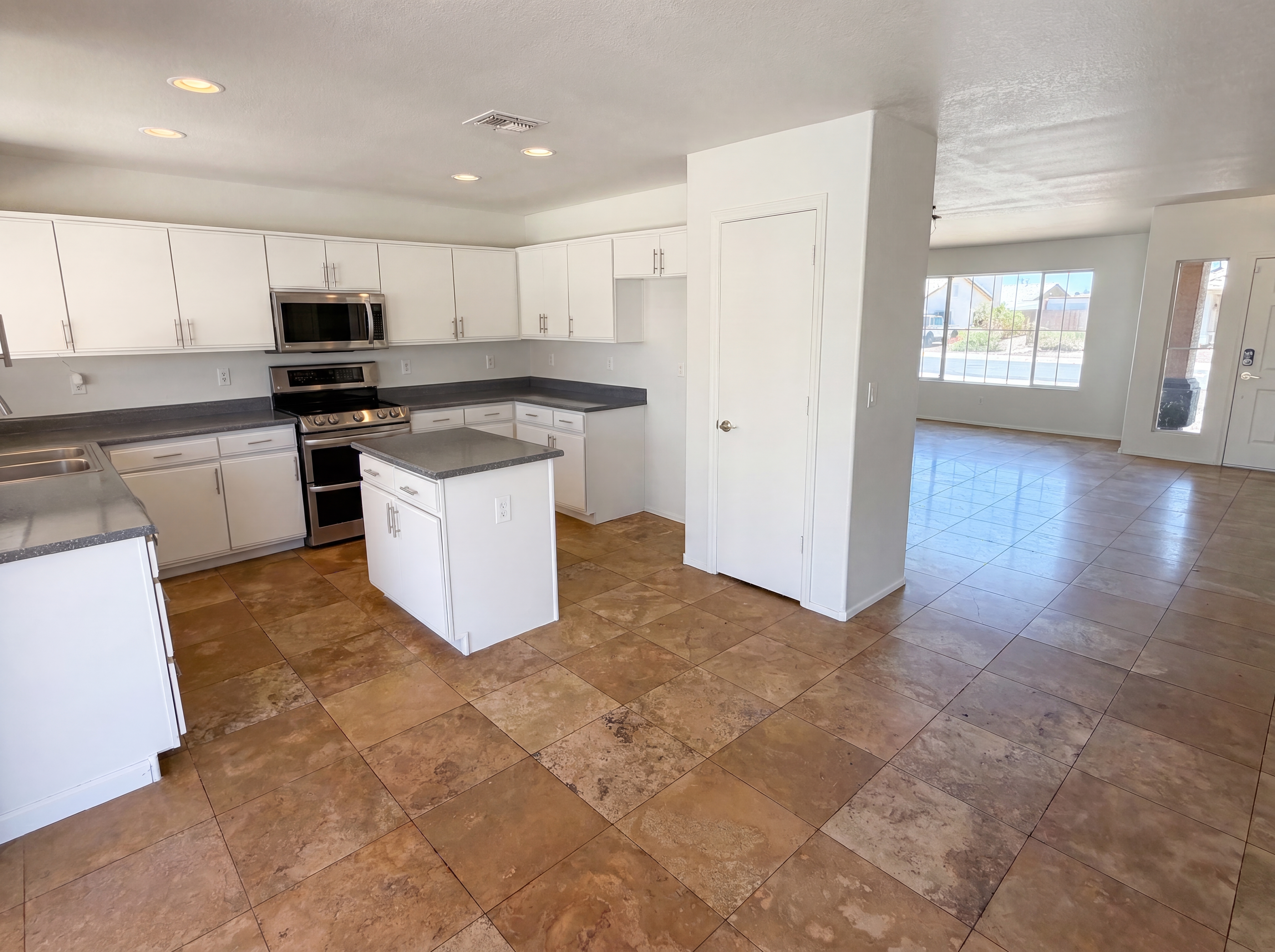 Photo 6 of 29 of 10860 W Lone Cactus Dr, Peoria, AZ