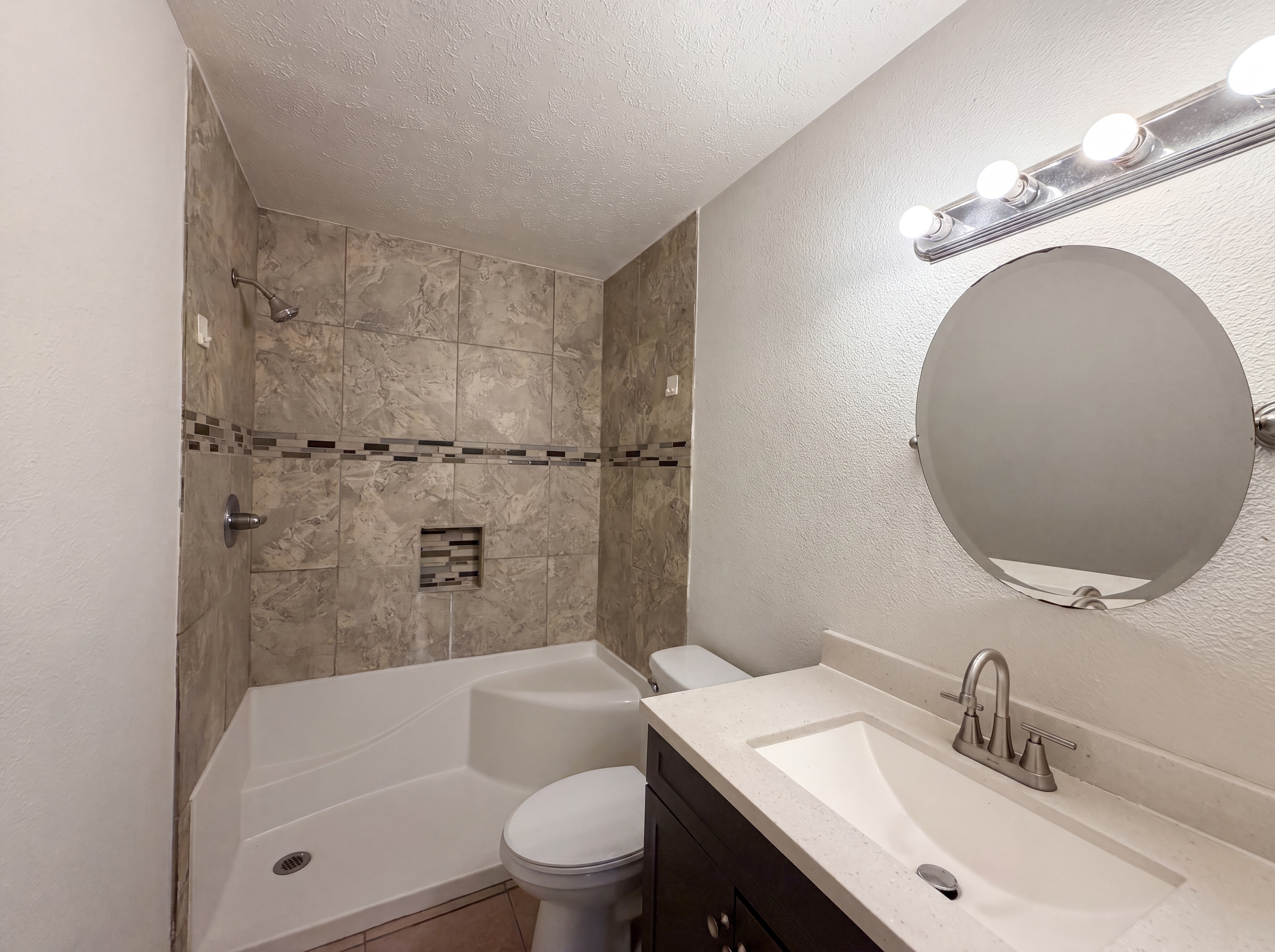 Photo 11 of 17 of 703 Midland Ct, Houston, TX