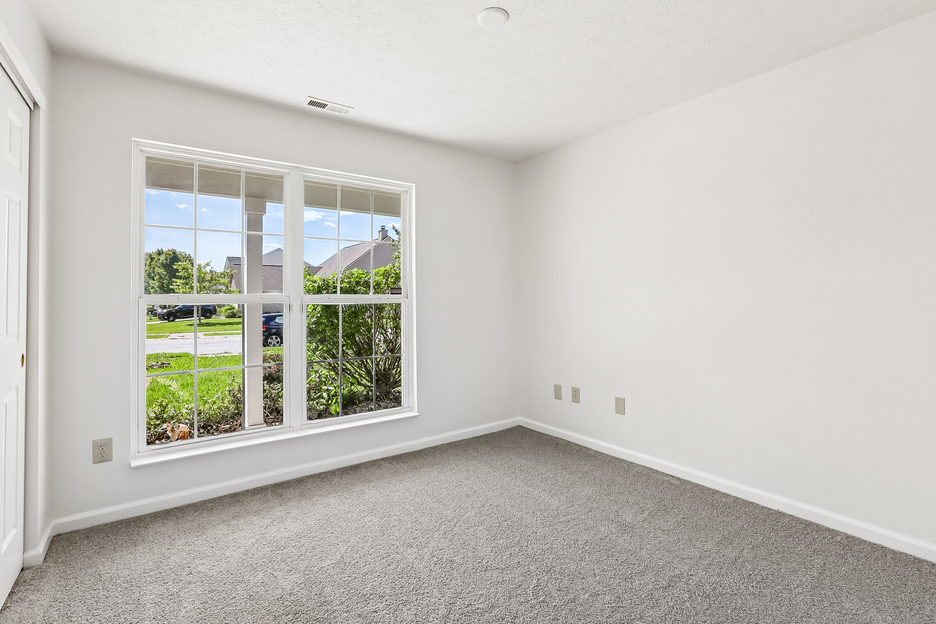 Photo 17 of 26 of 2045 Sotheby Ln, Indianapolis, IN
