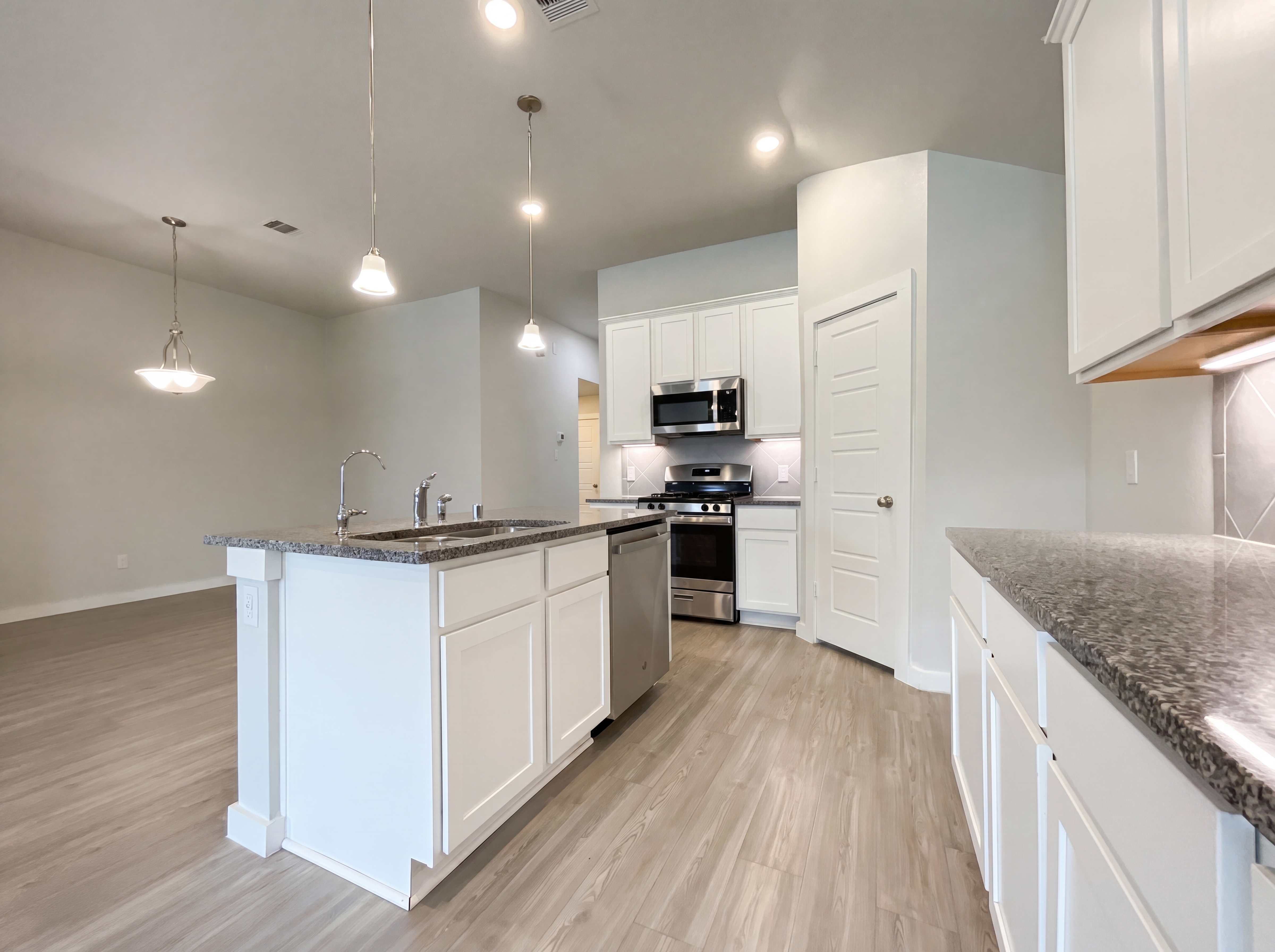 Photo 6 of 17 of 823 Deerhurst Ln, Magnolia, TX