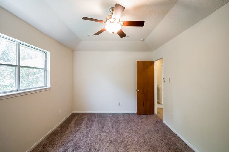 Photo 17 of 35 - 15014 Penn Hills Ln, Houston, TX 77062