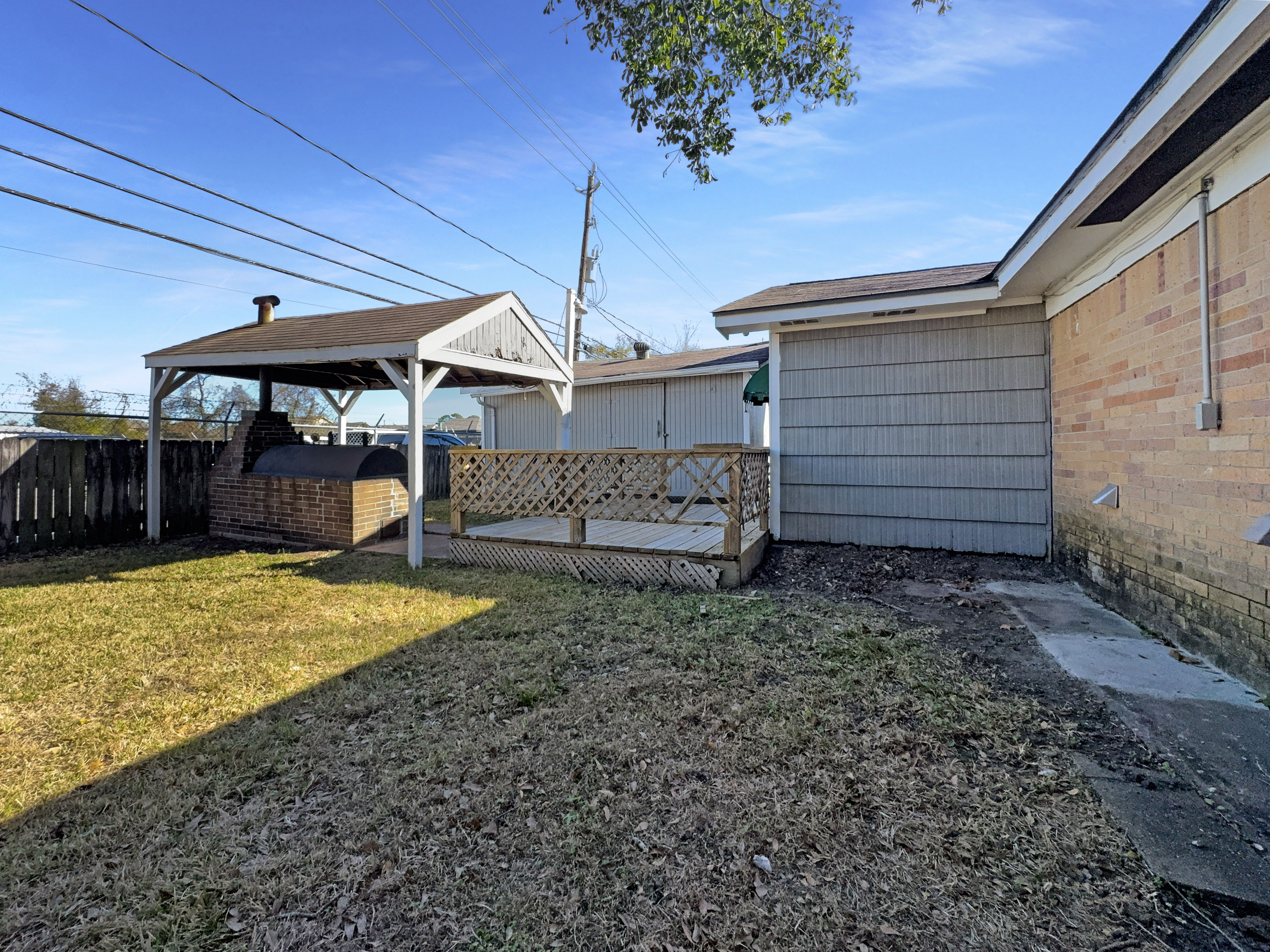 Photo 5 of 18 of 15311 Woodforest Blvd, Channelview, TX