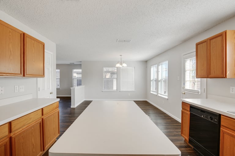 Photo 8 of 27 - 7924 Hidden Brook Dr, Fort Worth, TX 76120