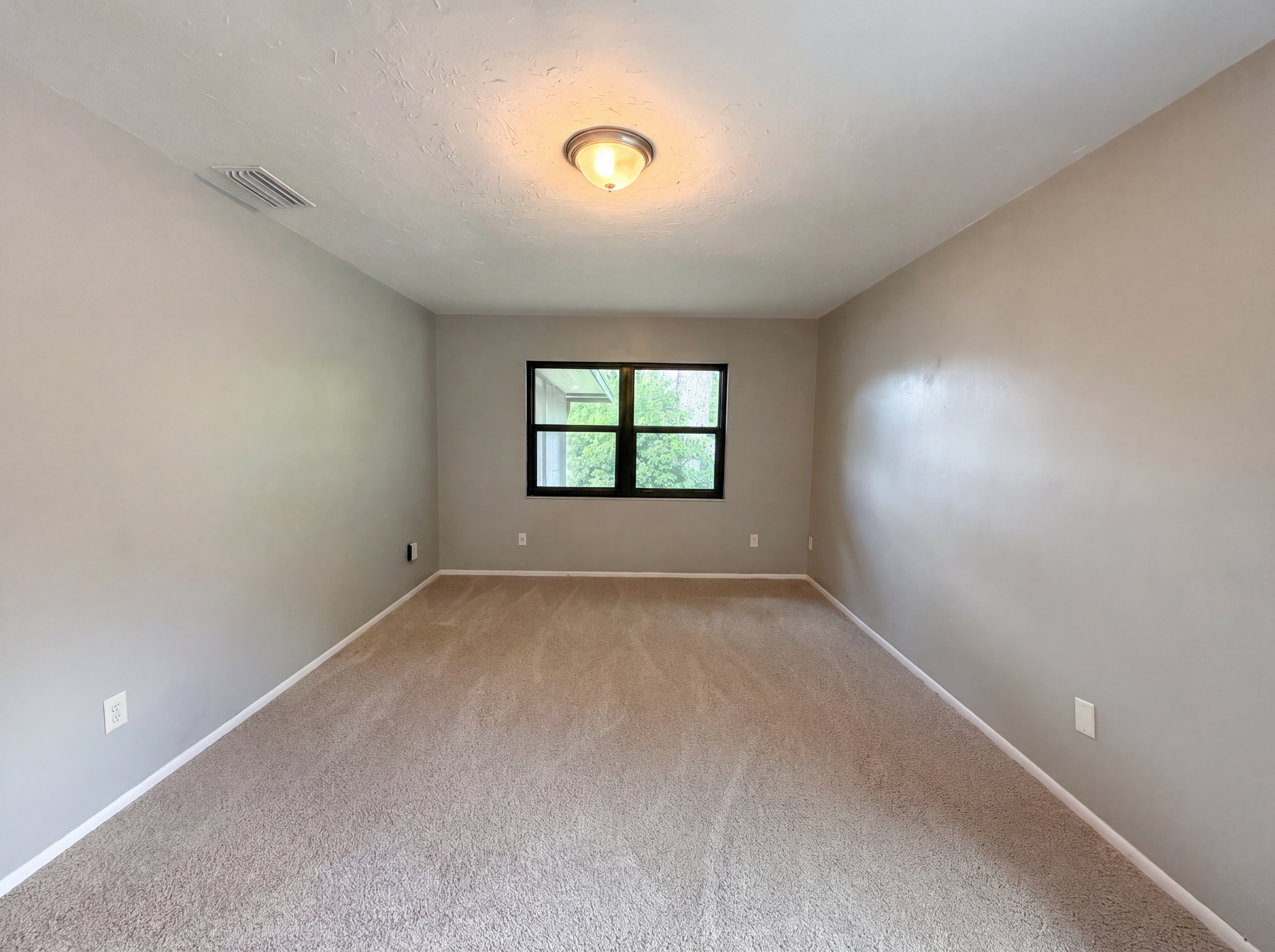 Photo 10 of 23 of 17621 Meadowbridge Dr, Lutz, FL