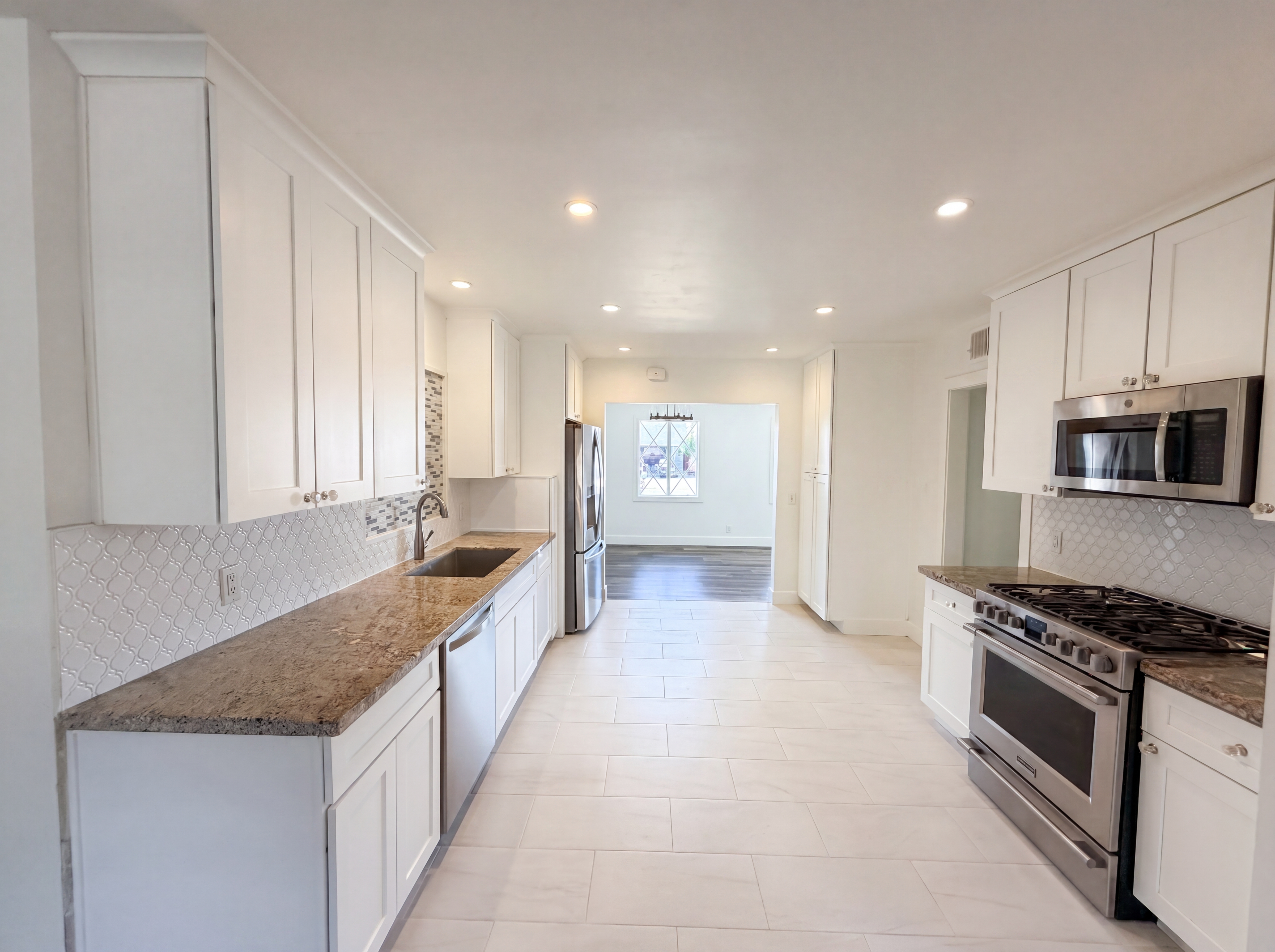 Photo 2 of 26 of 2402 W Anderson Ave, Phoenix, AZ