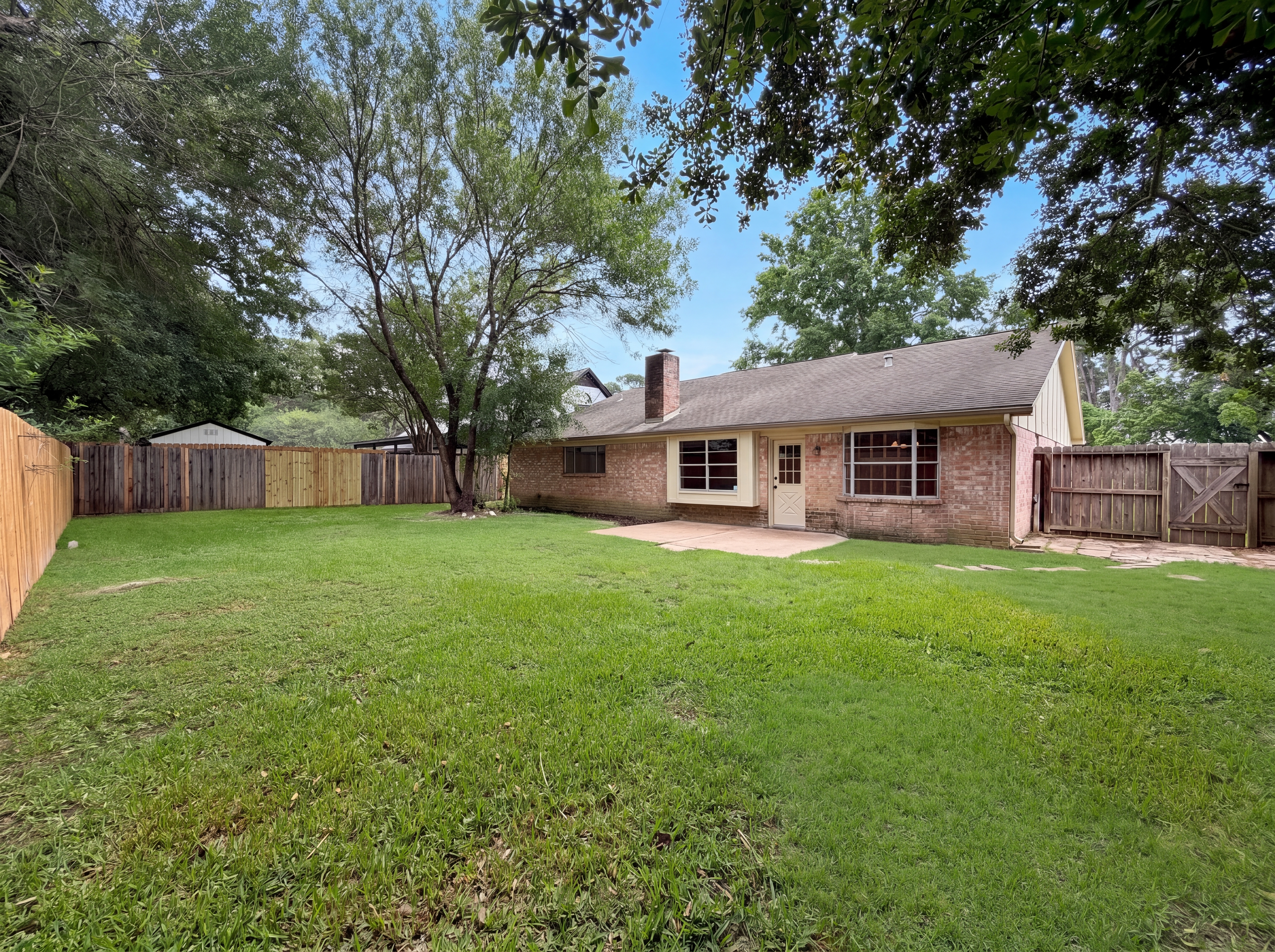 Photo 5 of 19 of 9606 Ballin David Dr, Spring, TX